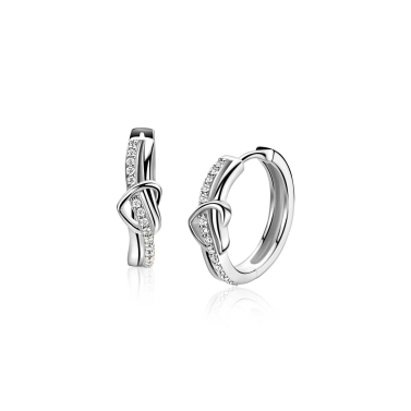 15mm ZINZI zilveren oorringen met een opengewerkt sierlijk hart waarbij een rij witte zirkonia’s vloeiend door het hart loopt, luxe klapsluiting ZIO2874