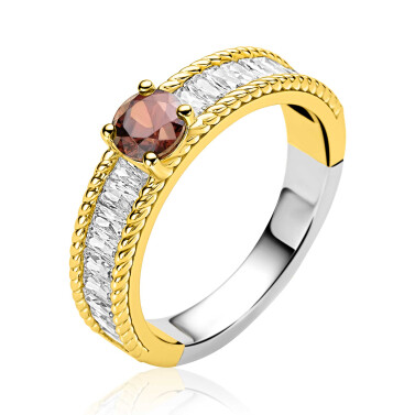 ZINZI gold plated zilveren ring met een bruine kleursteen, een rij baguette geslepen witte zirkonia’s en sierlijke randafwerking ZIR2880