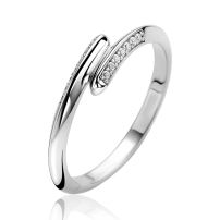 ZINZI zilveren ring met een elegante twist en met witte zirkonia&rsquo;s die perfect in de vorm meelopen ZIR2833