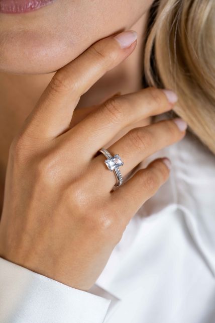 Geboorte geven Vertrouwelijk Kostuums ZINZI zilveren luxe ring met rechthoekige witte zirconia in een  vierpoots-zetting. De scheen heeft een