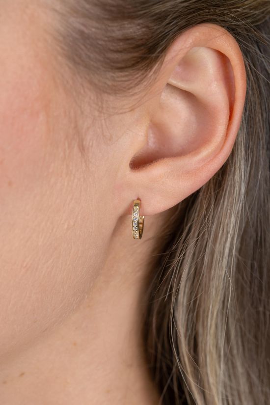 15mm ZINZI Gold 14 krt gouden oorringen, bezet met witte zirconia's met luxe klapsluiting 15mm x 2mm vierkante buis ZGO571Z
