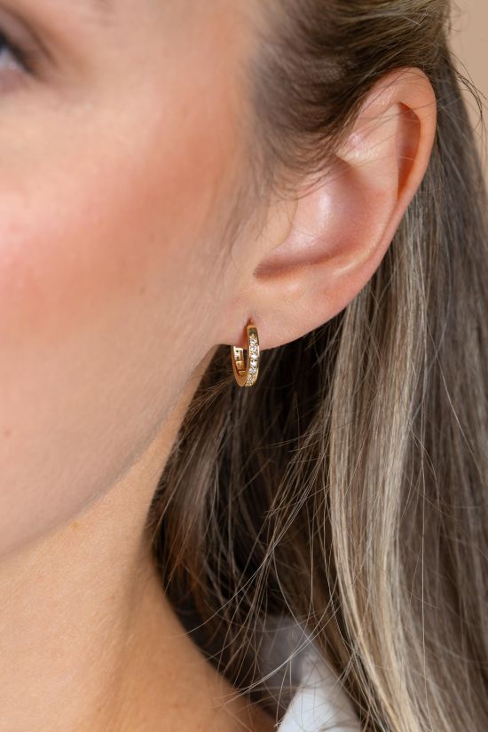 13mm ZINZI Gold 14 krt gouden oorringen, bezet met witte zirconia's met luxe klapsluiting 13mm x 2mm vierkante buis ZGO570Z
