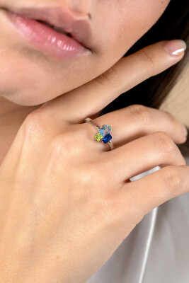 ZINZI zilveren ring met rechthoekige zettingen, bezet met licht groene, licht blauwe en saffier blauwe kleurstenen ZIR2496