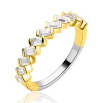 ZINZI goldplated zilveren ring bezet met baguette-geslepen zirkonia&rsquo;s in een modern lijnenspel ZIR2829