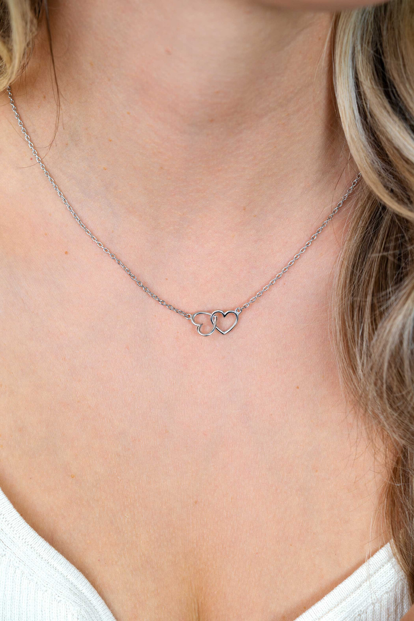 Giftset: Zilveren armband met twee verbonden hartjes en bijpassende zilveren ketting. Een complete look in één giftset GIFTSET2513