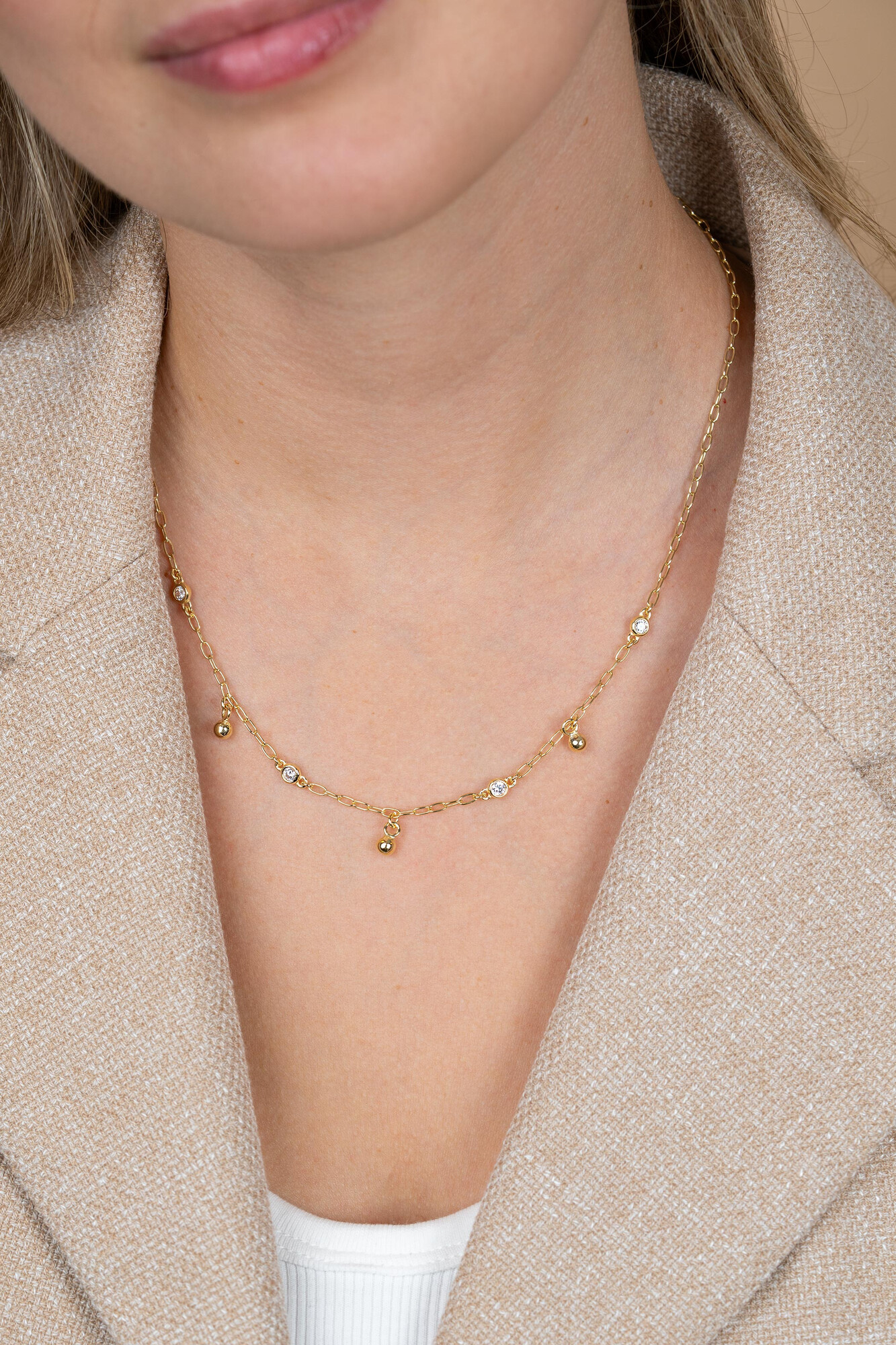 Giftset: Een prachtige goldplated zilveren schakelketting 45cm met bijpassende oorknoppen bezet met wit zirkonia. Eén complete look, één giftset.(ZIO1177G, ZIC2658).