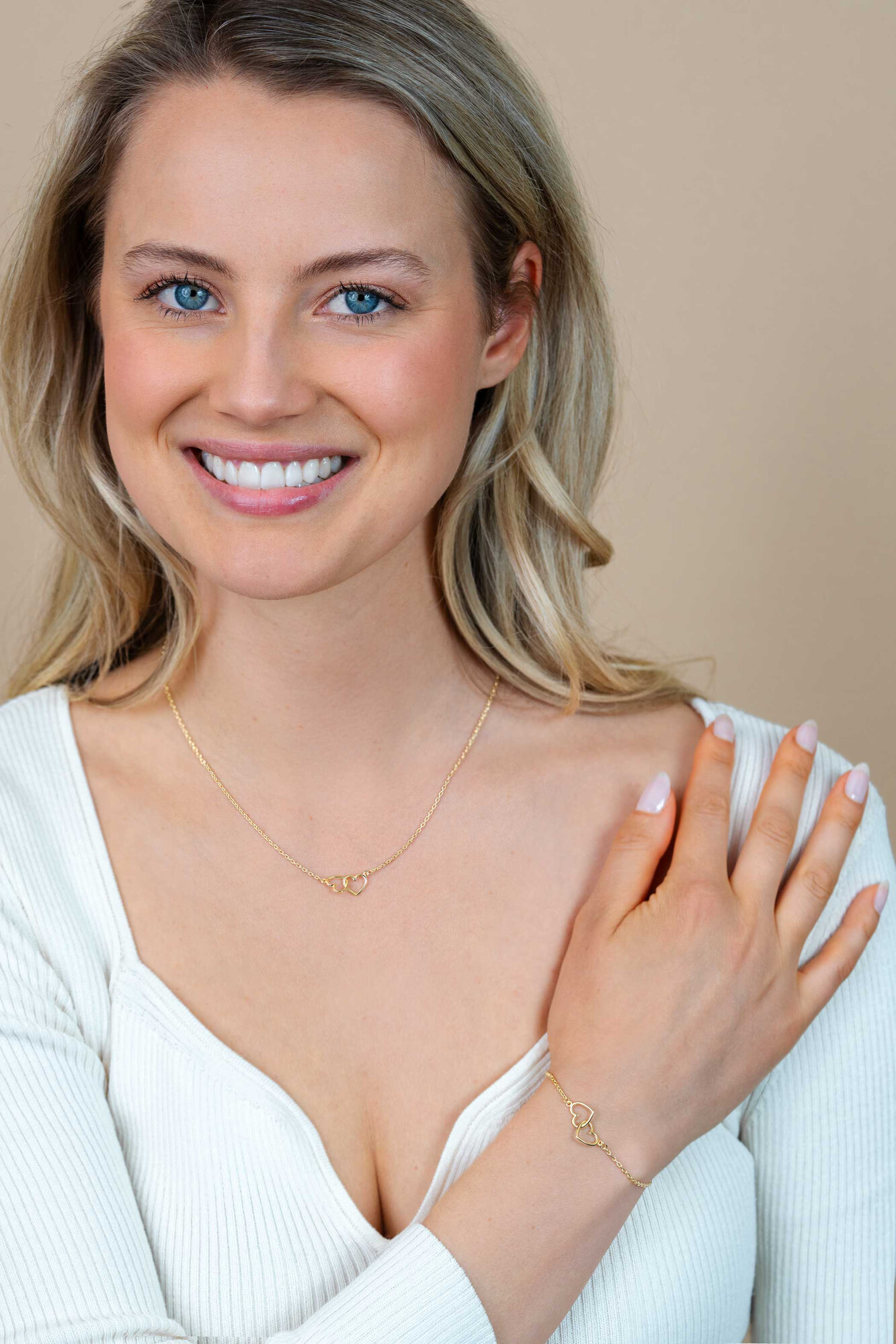 Giftset: Gold plated zilveren armband met twee verbonden hartjes en bijpassende gold plated zilveren ketting. Een complete look in één giftset GIFTSET2513G