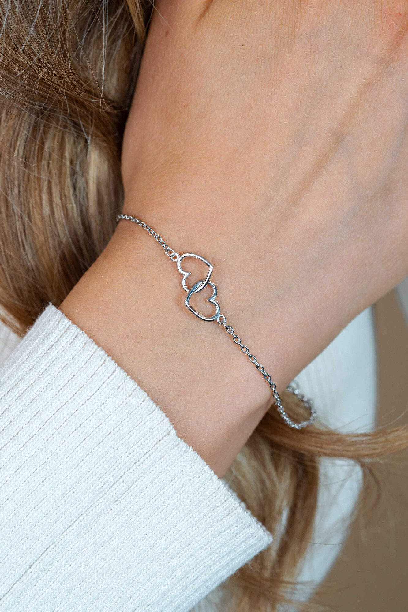 Giftset: Zilveren armband met twee verbonden hartjes en bijpassende zilveren ketting. Een complete look in één giftset GIFTSET2513