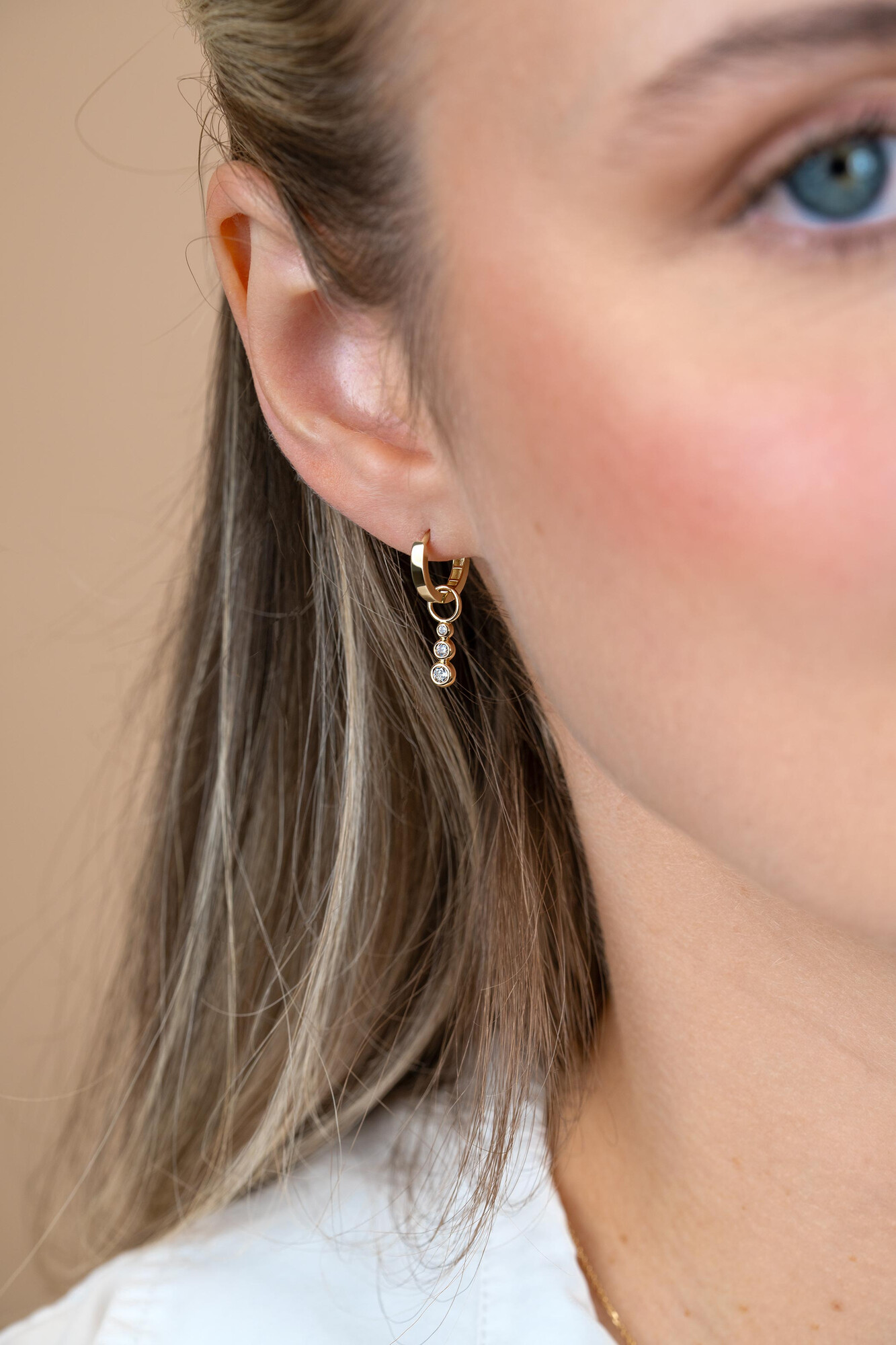 ZINZI Gold 14 karaat gouden oorbedels met drie aflopende ronde witte zirconia's ZGCH556 (zonder oorringen)
