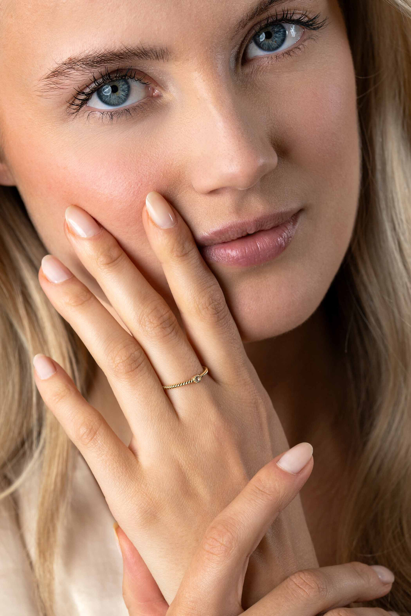 ZINZI Gold 14 krt gouden ring met gedraaide scheen en bezet met een ronde witte zirconia in bolletjes zetting van 3mm ZGR481
