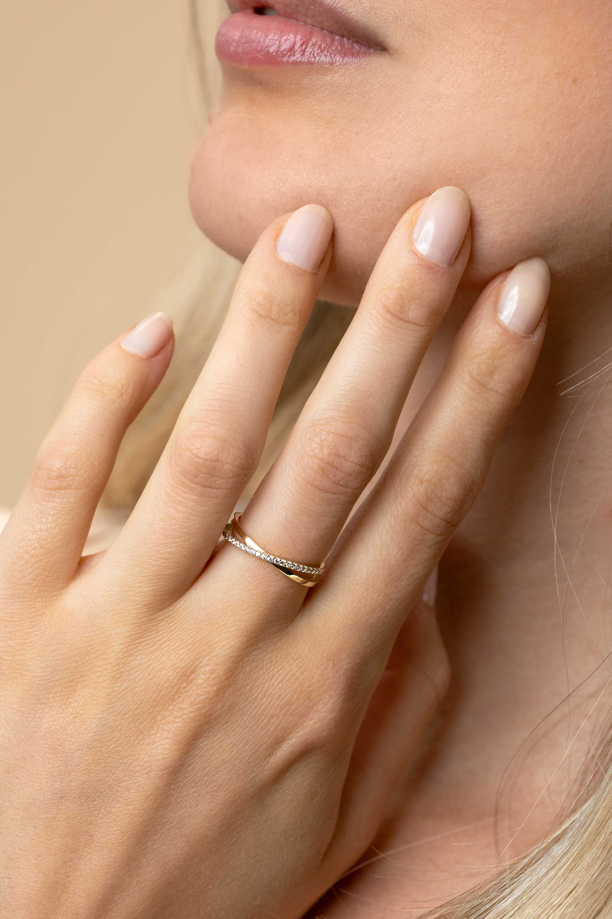 ZINZI Gold 14 krt gouden ring met cross-over design: glad en bezet met witte zirconia's ZGR469
C