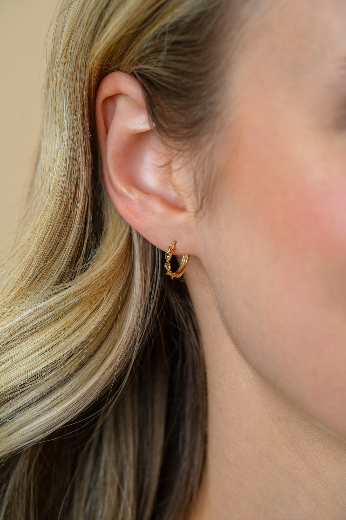 13mm ZINZI Gold 14 krt gouden oorringen met gedraaide buis en luxe scharniersluiting 13 x 2mm ZGO525