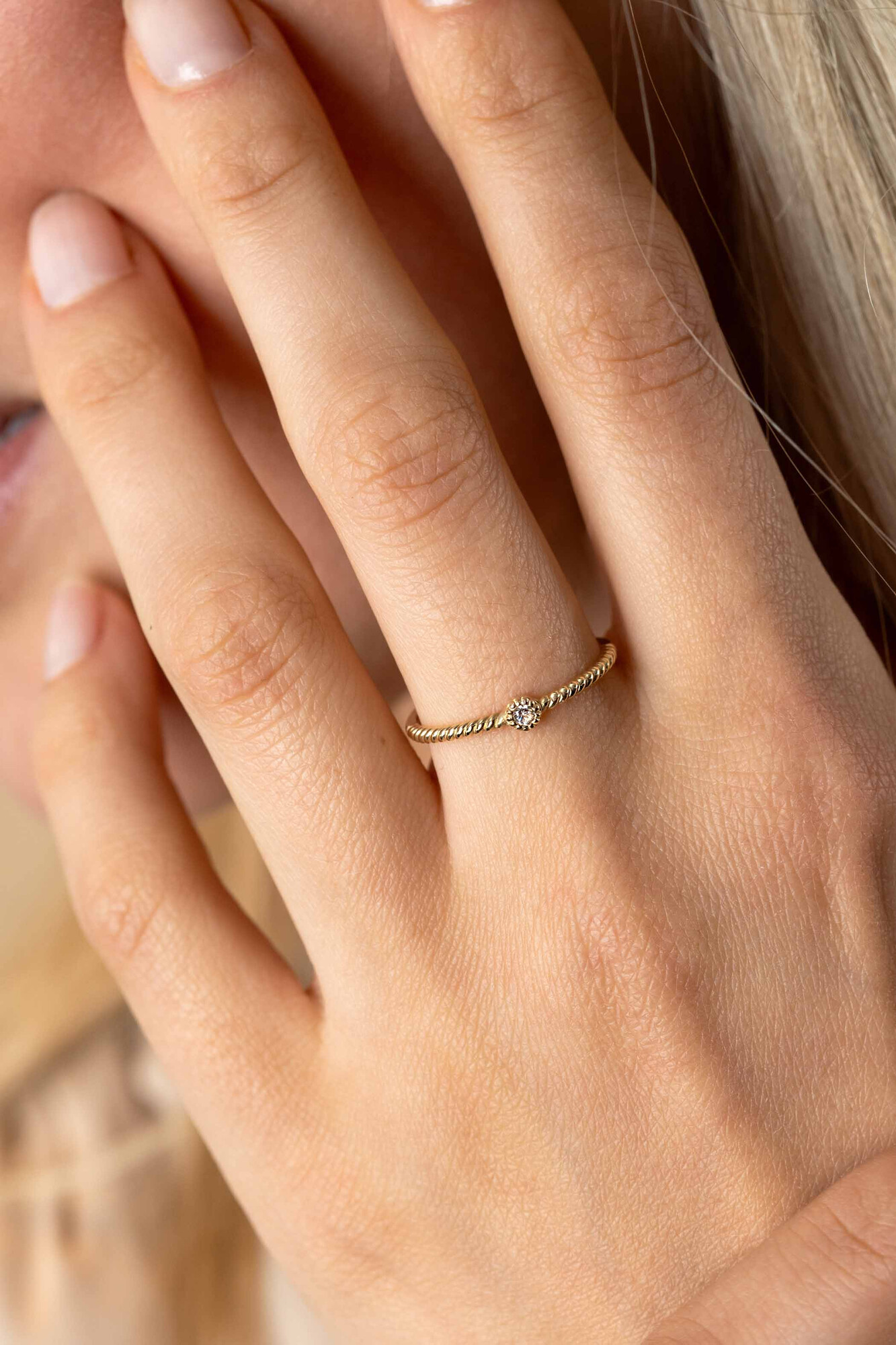 ZINZI Gold 14 krt gouden ring met gedraaide scheen en bezet met een ronde witte zirconia in bolletjes zetting van 3mm ZGR481
