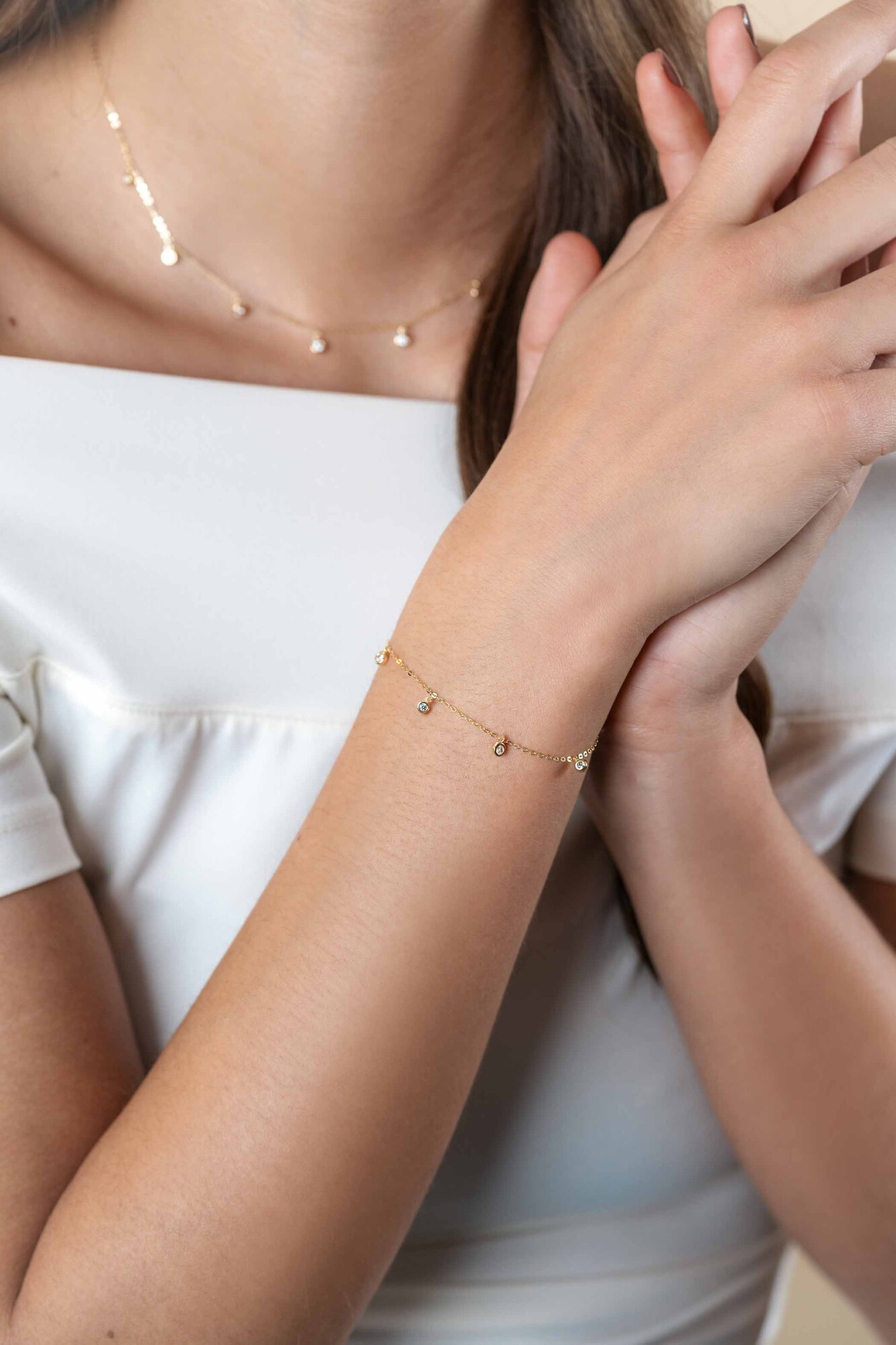ZINZI Gold 14 krt gouden armband met zeven ronde hangertjes, bezet met witte zirconia's 15,5-18,5cm ZGA451
