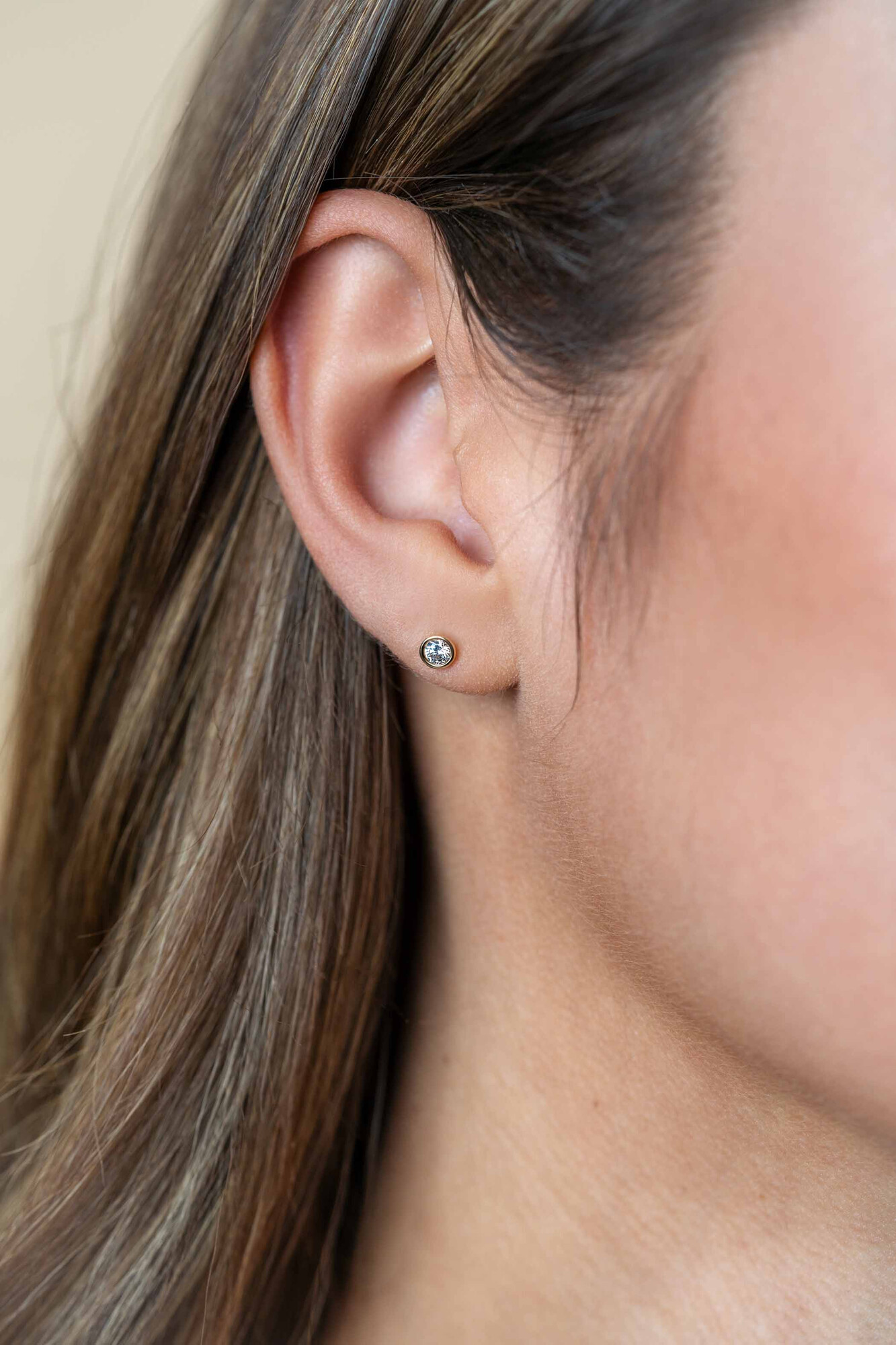 4mm ZINZI Gold 14 krt gouden oorknoppen ronde zetting bezet met witte zirconia ZGO451
