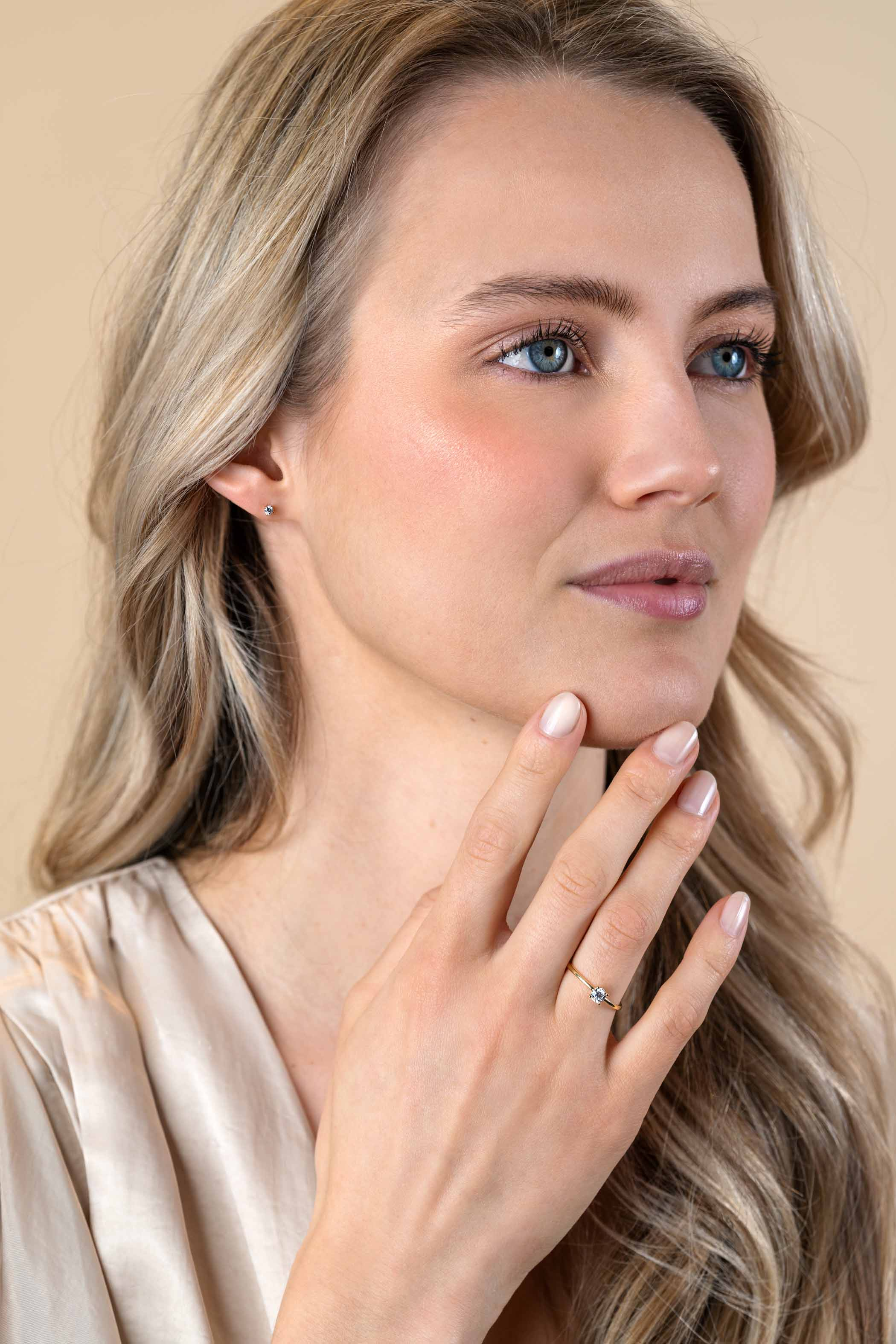 ZINZI Gold 14 krt gouden ring bezet met een ronde witte zirconia in vierpootszetting (4mm) ZGR385