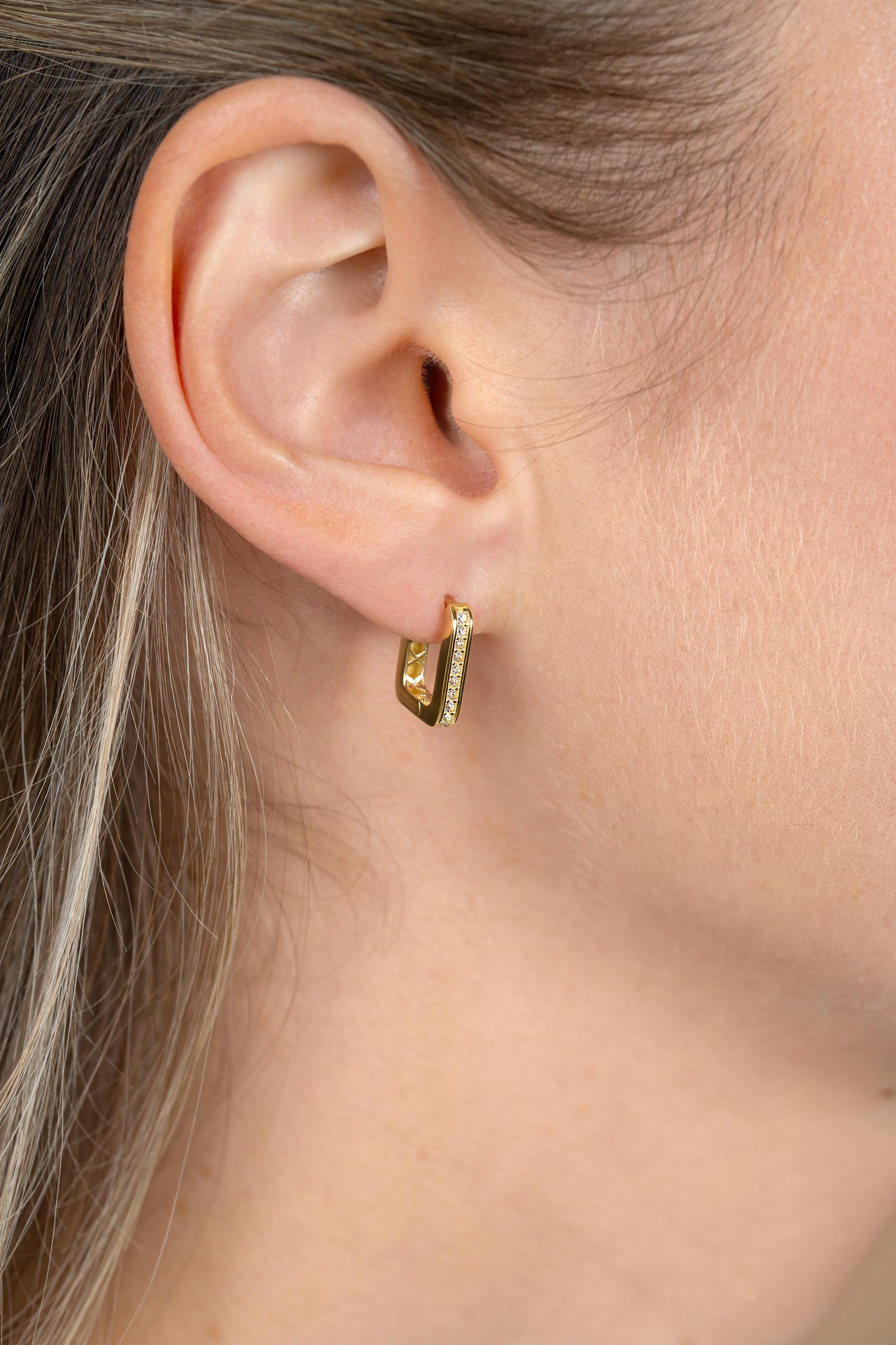 13mm ZINZI Gold 14 krt gouden rechthoekige oorringen, bezet met witte zirconia's en luxe klapsluiting 2mm vierkante buis ZGO575Z
