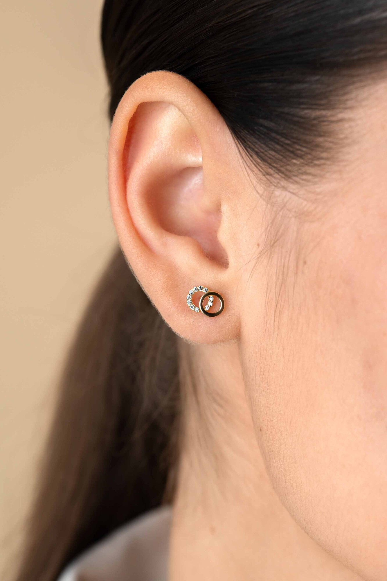 9mm ZINZI Gold 14 krt gouden oorknoppen open rondjes, glad en bezet met witte zirconia's ZGO466
