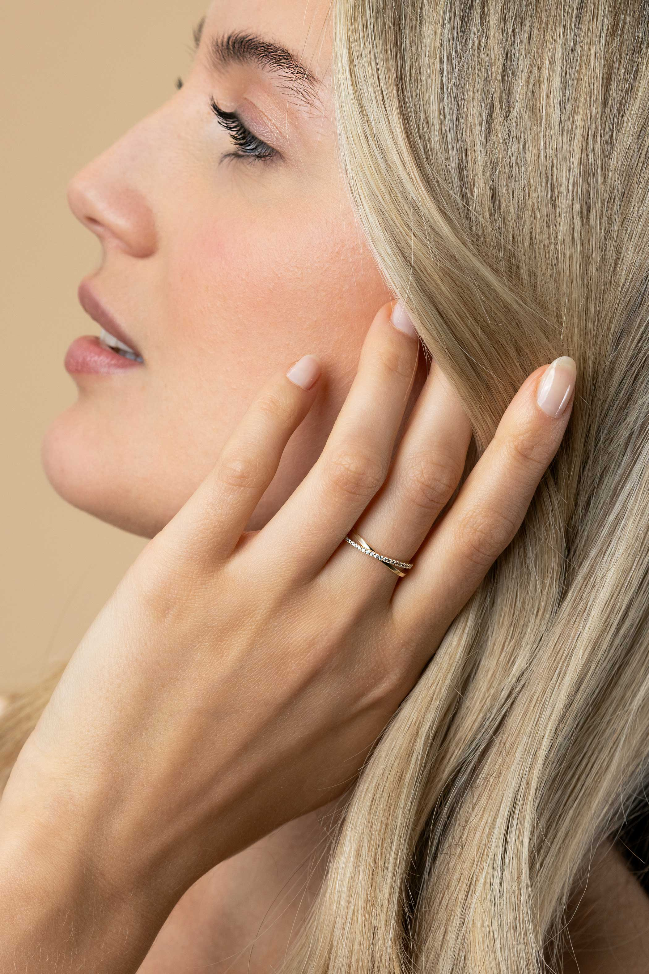 ZINZI Gold 14 krt gouden ring met cross-over design: glad en bezet met witte zirconia's ZGR469
C