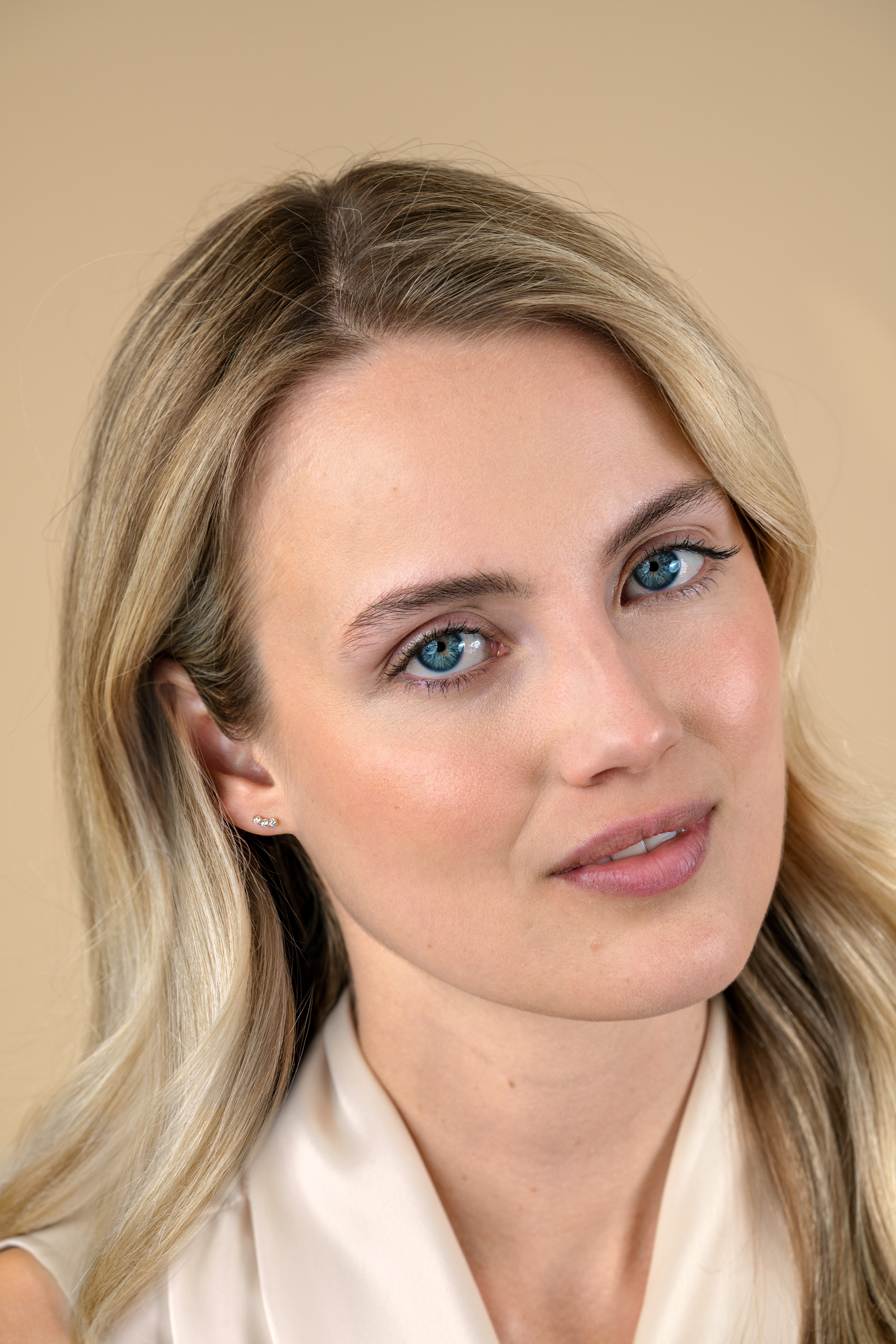 7mm ZINZI Gold 14 krt gouden oorknoppen met drie witte zirkonia's in rijzetting ZGO515