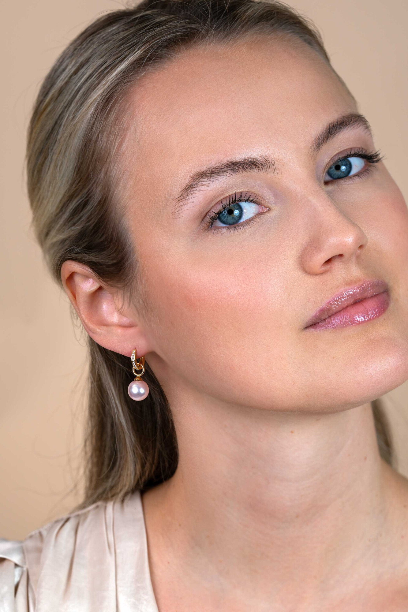 11mm ZINZI Gold 14 krt gouden oorringen, bezet met witte zirconia's met luxe klapsluiting 11mm x 2mm vierkante buis ZGO569Z
