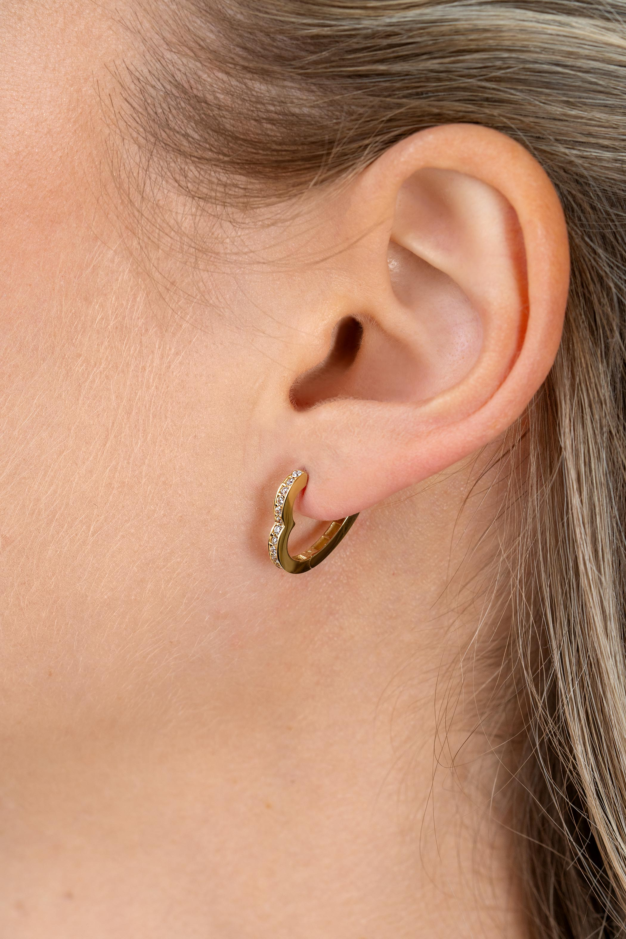 15mm ZINZI Gold 14 krt gouden oorringen in hartvorm, bezet met witte zirconia's en luxe klapsluiting 2mm vierkante buis ZGO574Z
