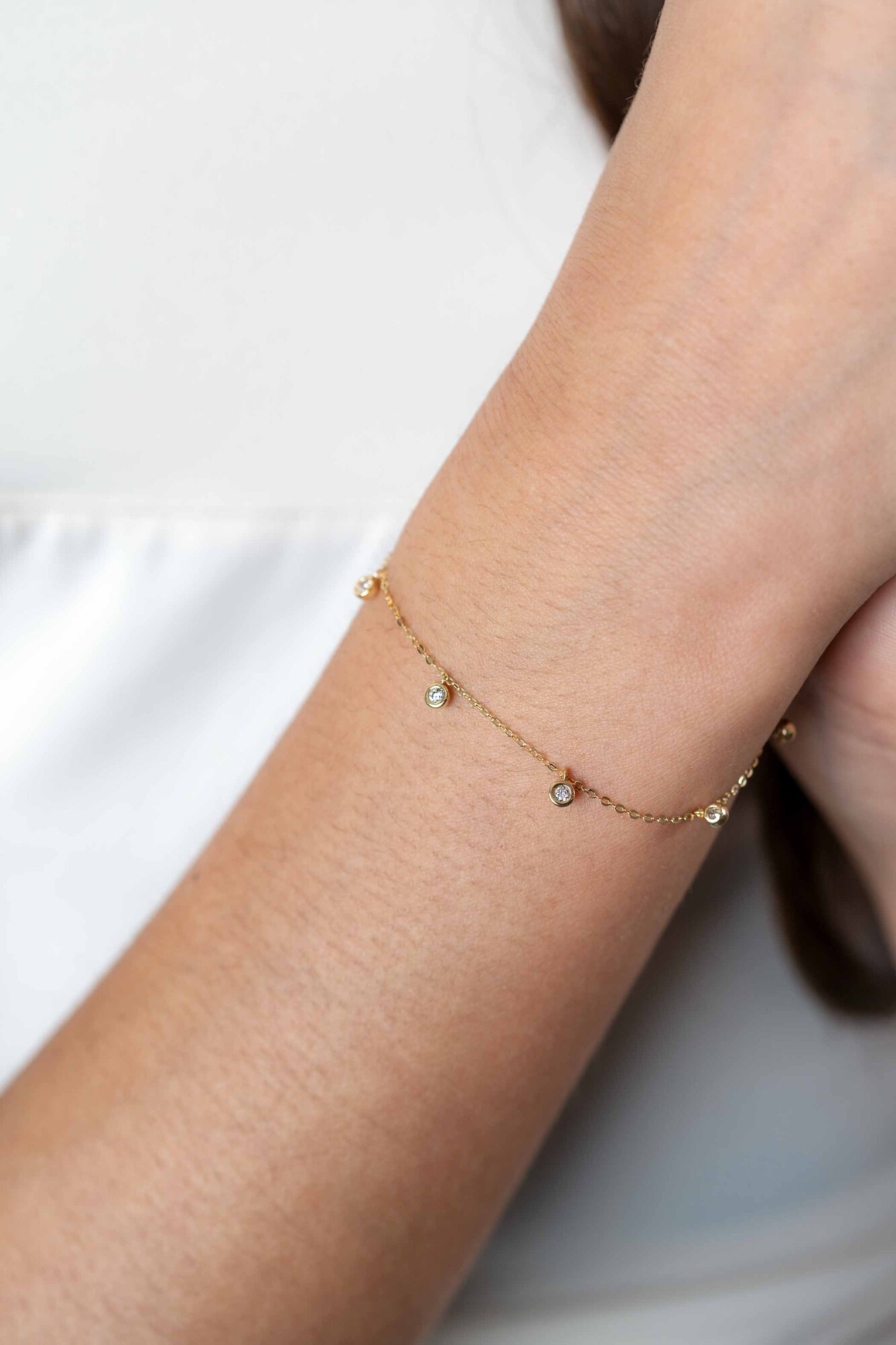 ZINZI Gold 14 krt gouden armband met zeven ronde hangertjes, bezet met witte zirconia's 15,5-18,5cm ZGA451
