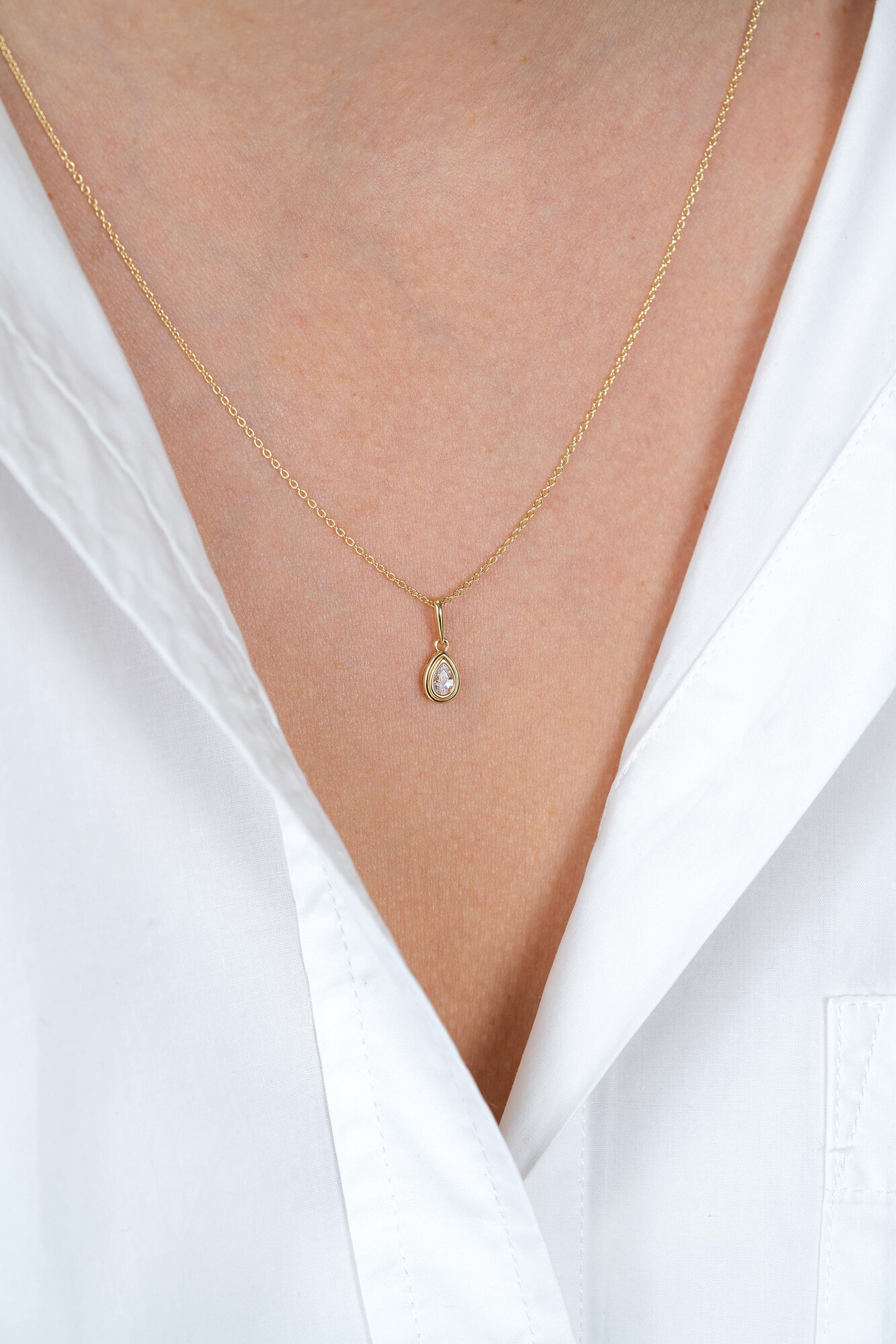 13mm ZINZI Gold 14 krt gouden hanger met druppelvormige witte zirconia in bewerkt kastje ZGH559 (zonder collier)
