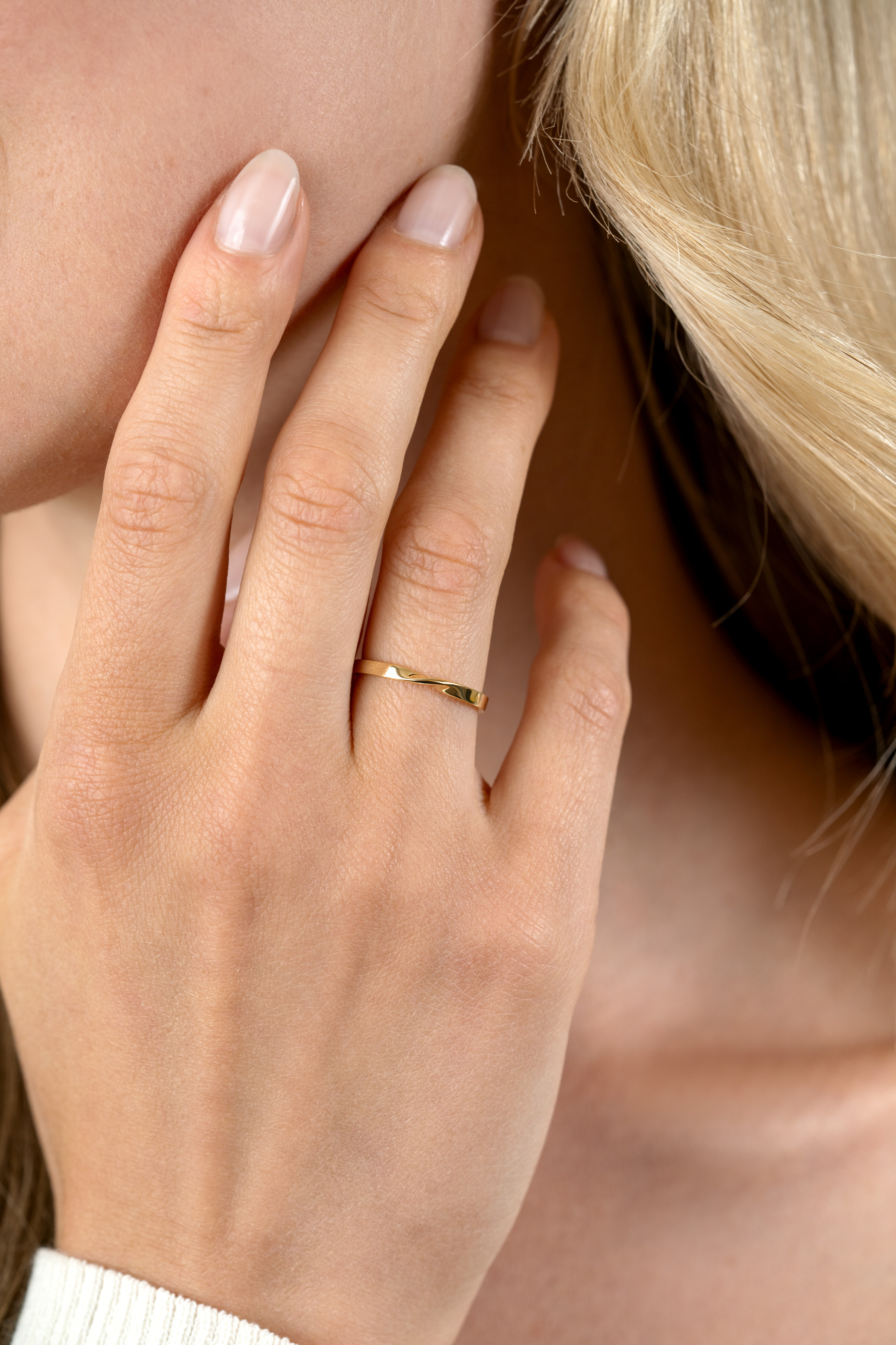 ZINZI Gold 14 krt gouden gladde aanschuifring met gedraaide buis ZGR525