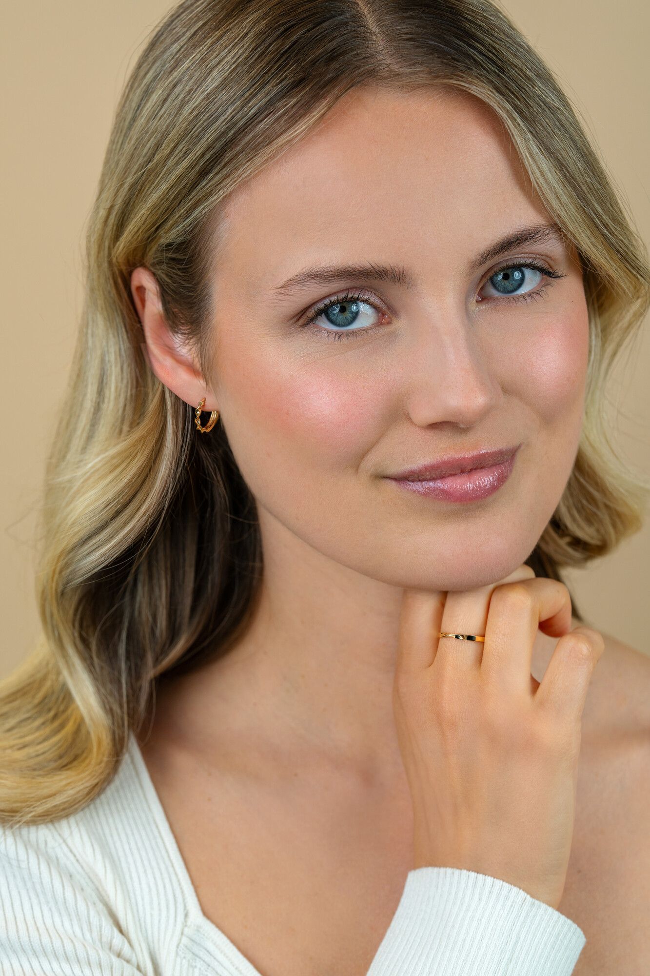 13mm ZINZI Gold 14 krt gouden oorringen met gedraaide buis en luxe scharniersluiting 13 x 2mm ZGO525