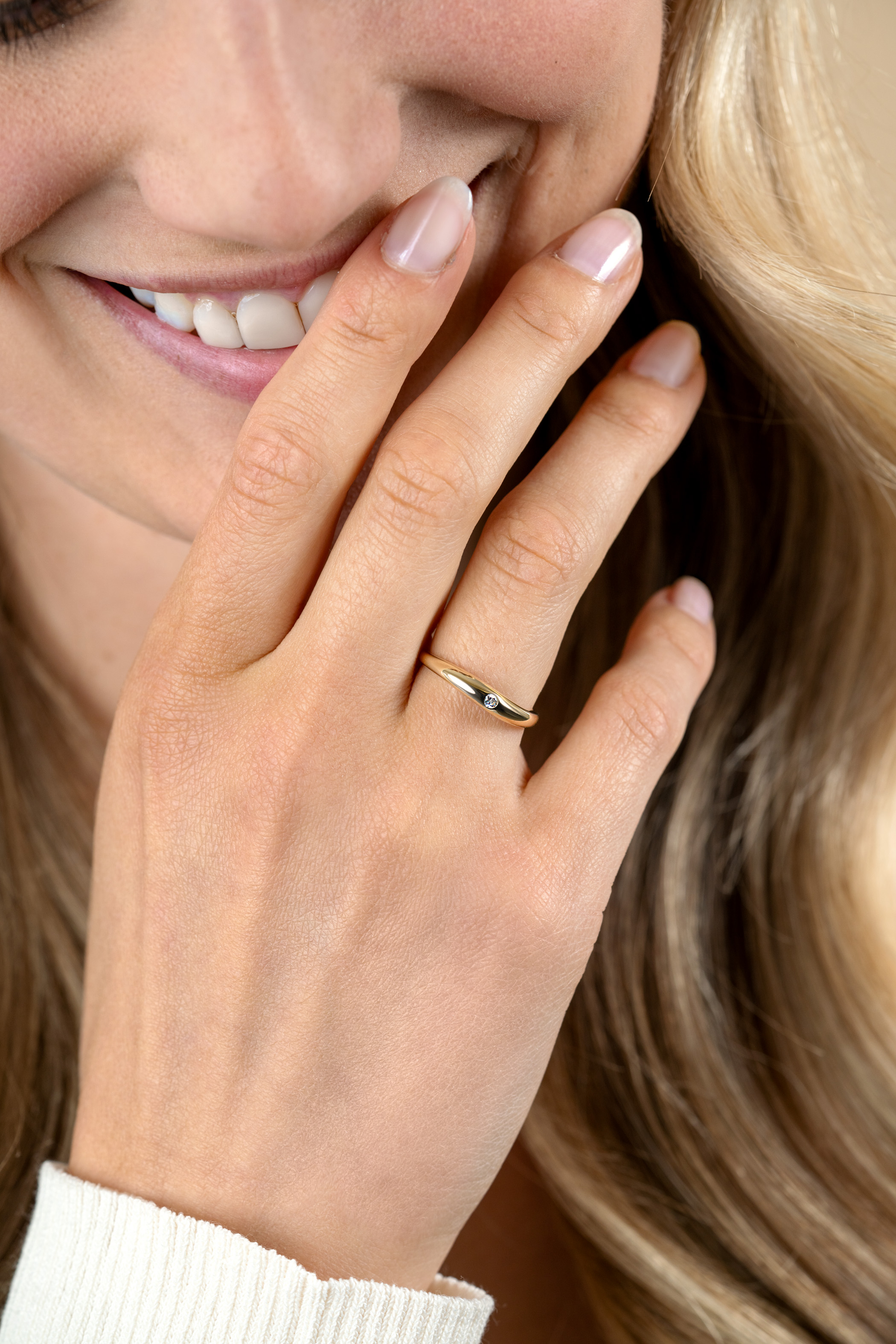 ZINZI Gold 14 krt gouden ring organisch gevormd, bezet met witte zirkonia ZGR535