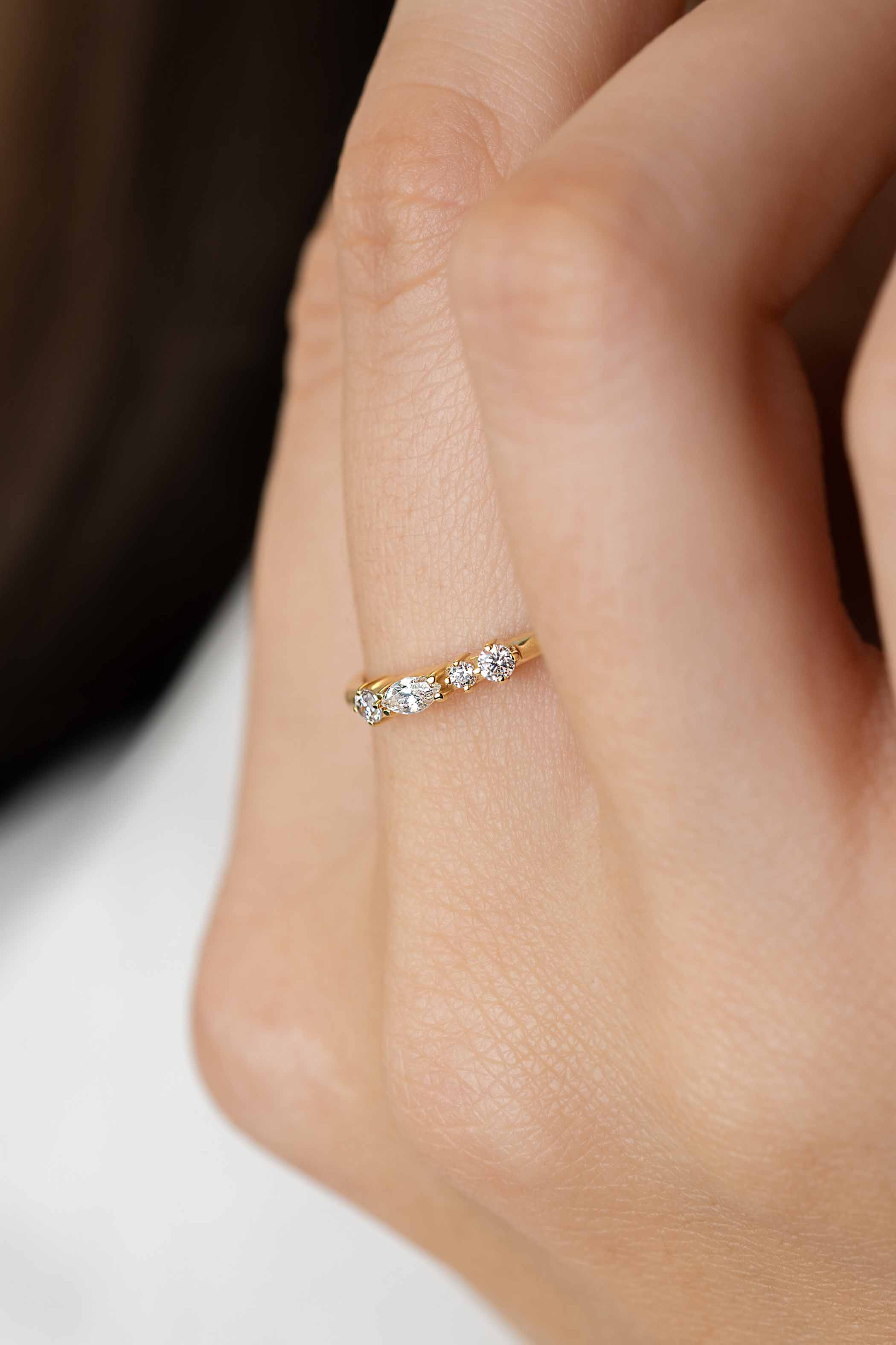 ZINZI Gold 14 krt gouden fantasie ring bezet met vierkante en peervormige witte zirconia's (2,5mm breed) ZGR464
