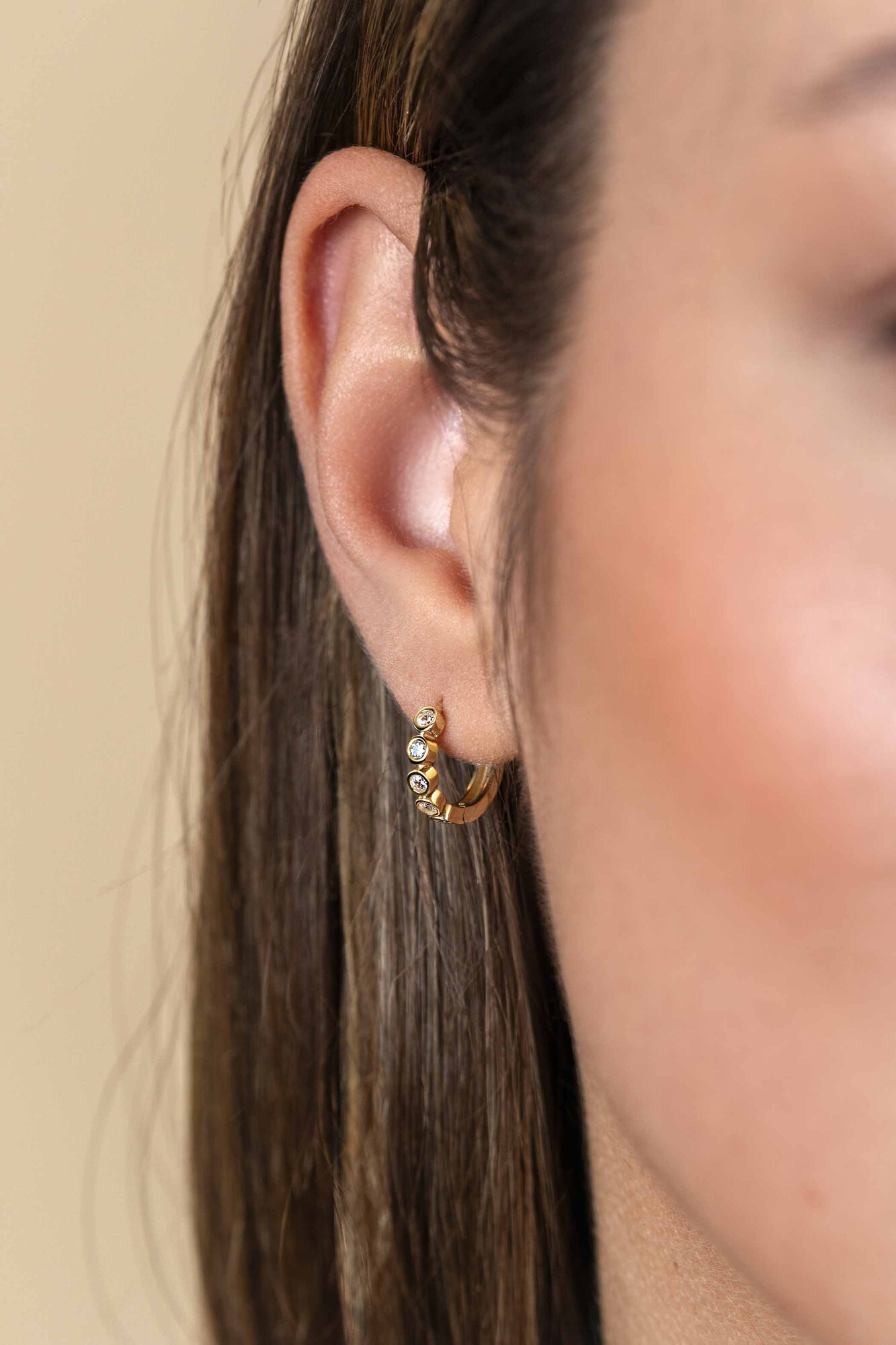 13mm ZINZI Gold 14 krt gouden oorringen met ronde zettingen bezet met witte zirconia's, luxe klapsluiting 13mm x 2,7mm buis ZGO507

