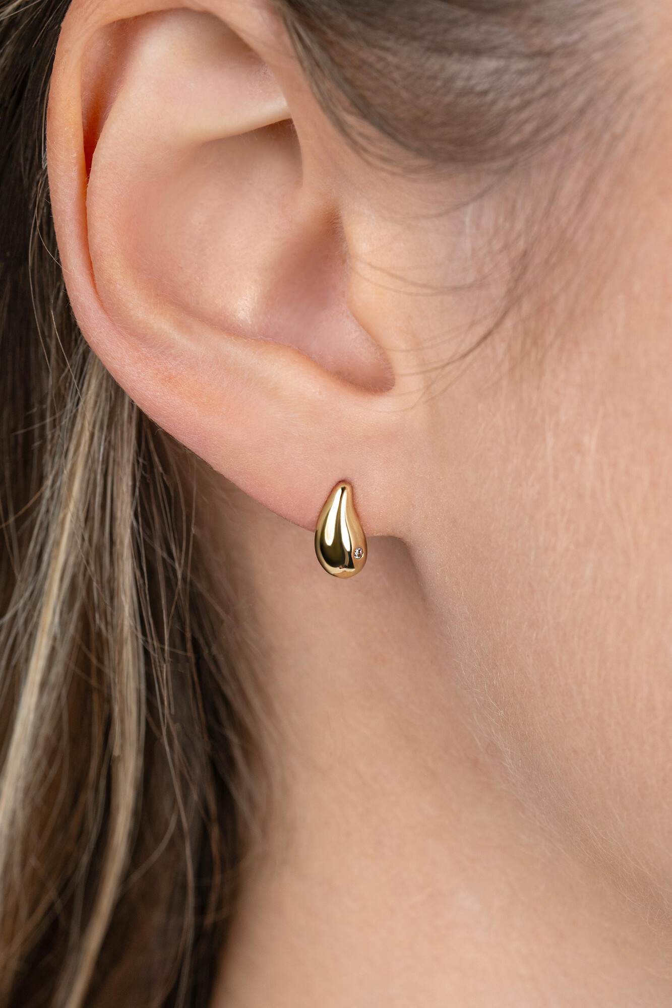 9mm ZINZI Gold 14 krt gouden oorstekers in organische druppelvorm, met witte zirconia ZGO558
