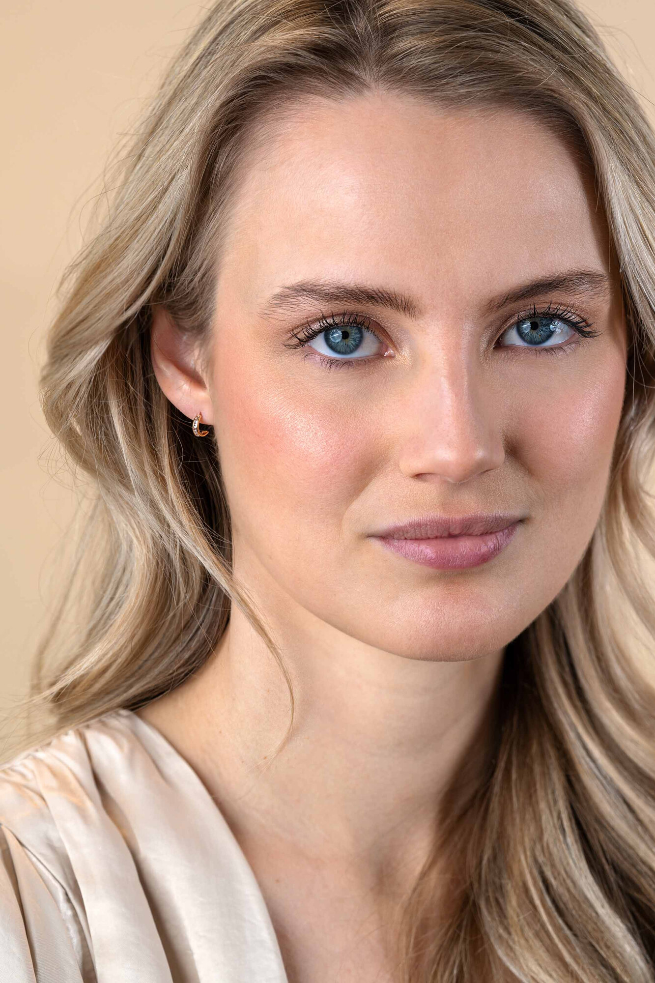 8mm ZINZI Gold 14 krt gouden halve oorringen met railzetting en princess geslepen witte zirconia's ZGO457