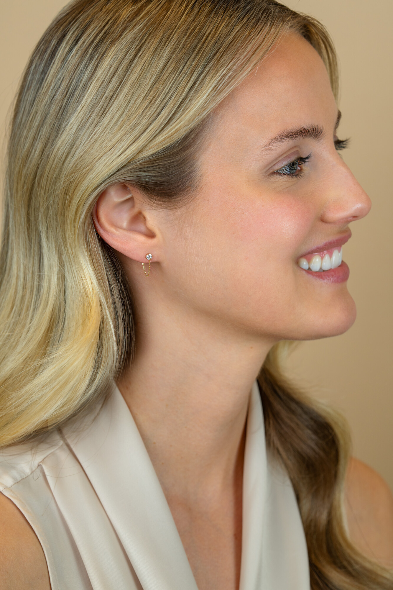 12mm ZINZI Gold 14 krt gouden oorstekers met ketting en ronde witte zirkonia ZGO552