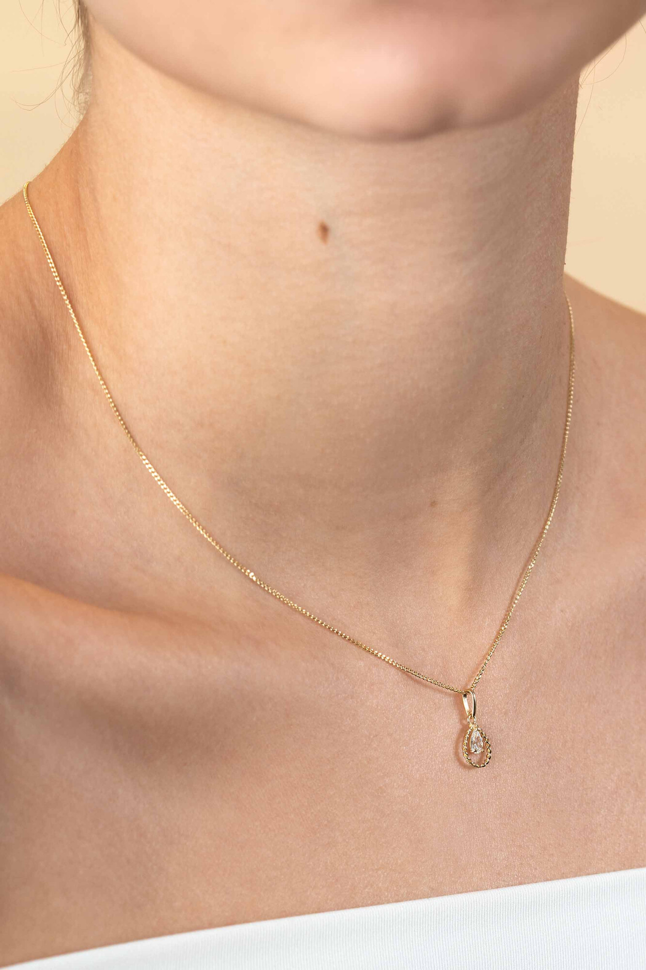 16mm ZINZI Gold 14 krt gouden hanger met open druppelvorm en peervormige witte zirconia ZGH478 (zonder collier)
