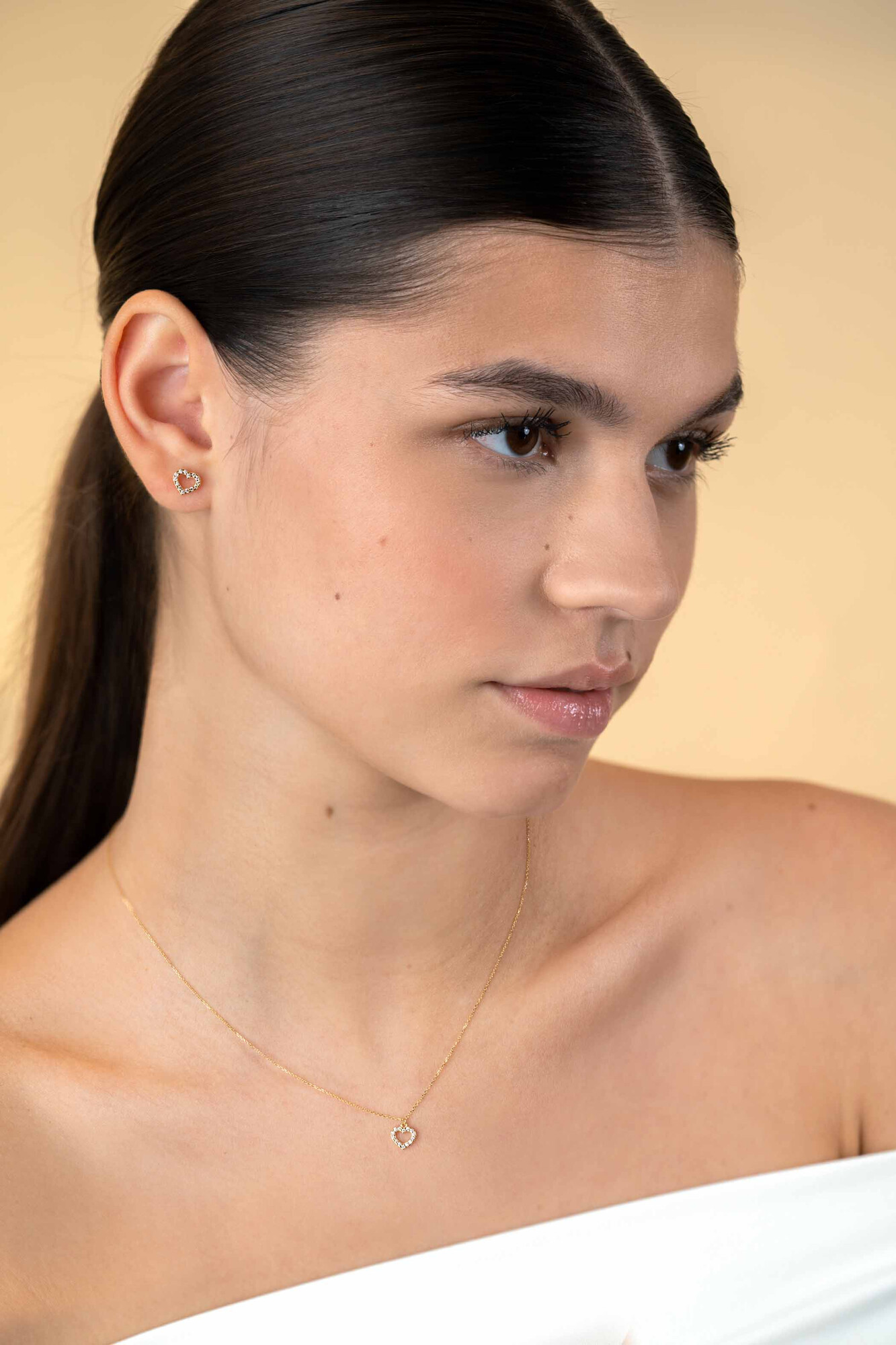 7mm ZINZI Gold 14 krt gouden oorknoppen open hartje bezet met witte zirconia's ZGO450
