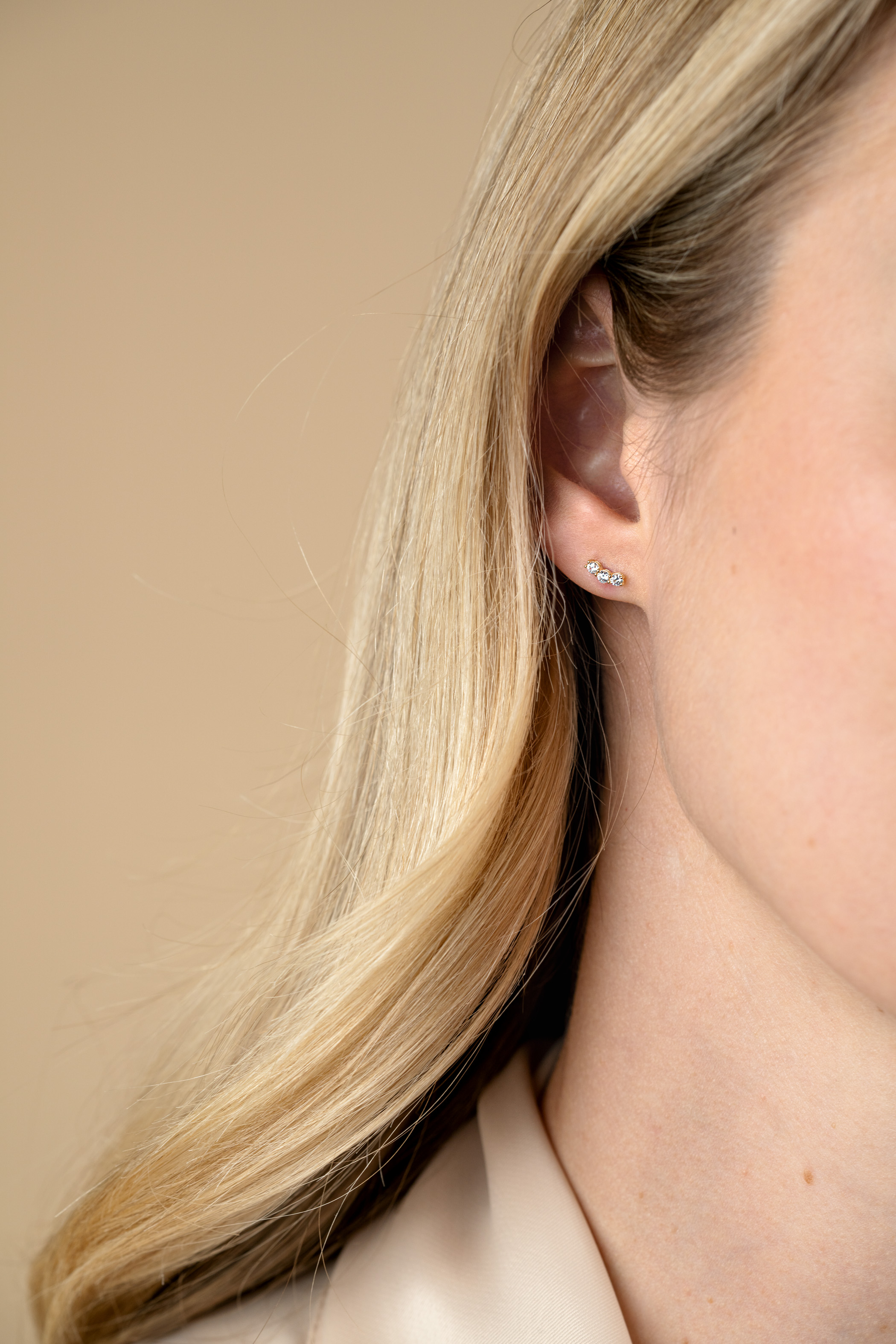 7mm ZINZI Gold 14 krt gouden oorknoppen met drie witte zirkonia's in rijzetting ZGO515