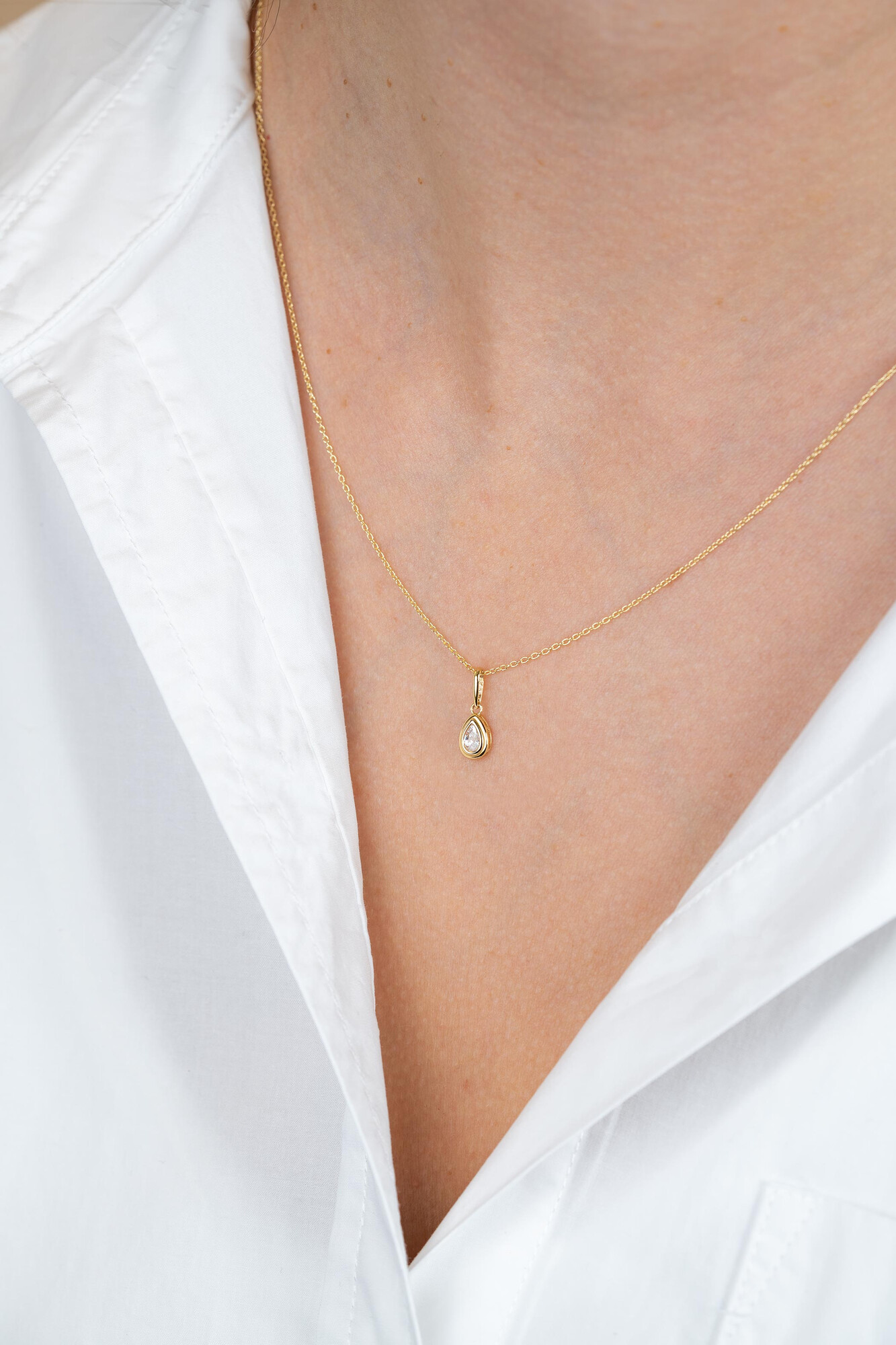 13mm ZINZI Gold 14 krt gouden hanger met druppelvormige witte zirconia in bewerkt kastje ZGH559 (zonder collier)

