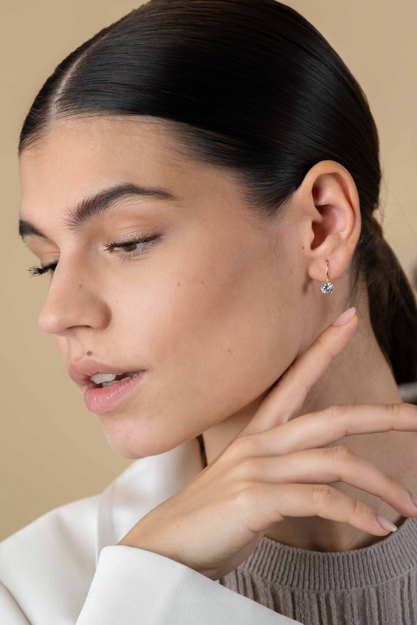 16mm ZINZI Gold 14 krt gouden oorhangers bezet met een ronde witte zirconia 6mm ZGO480
