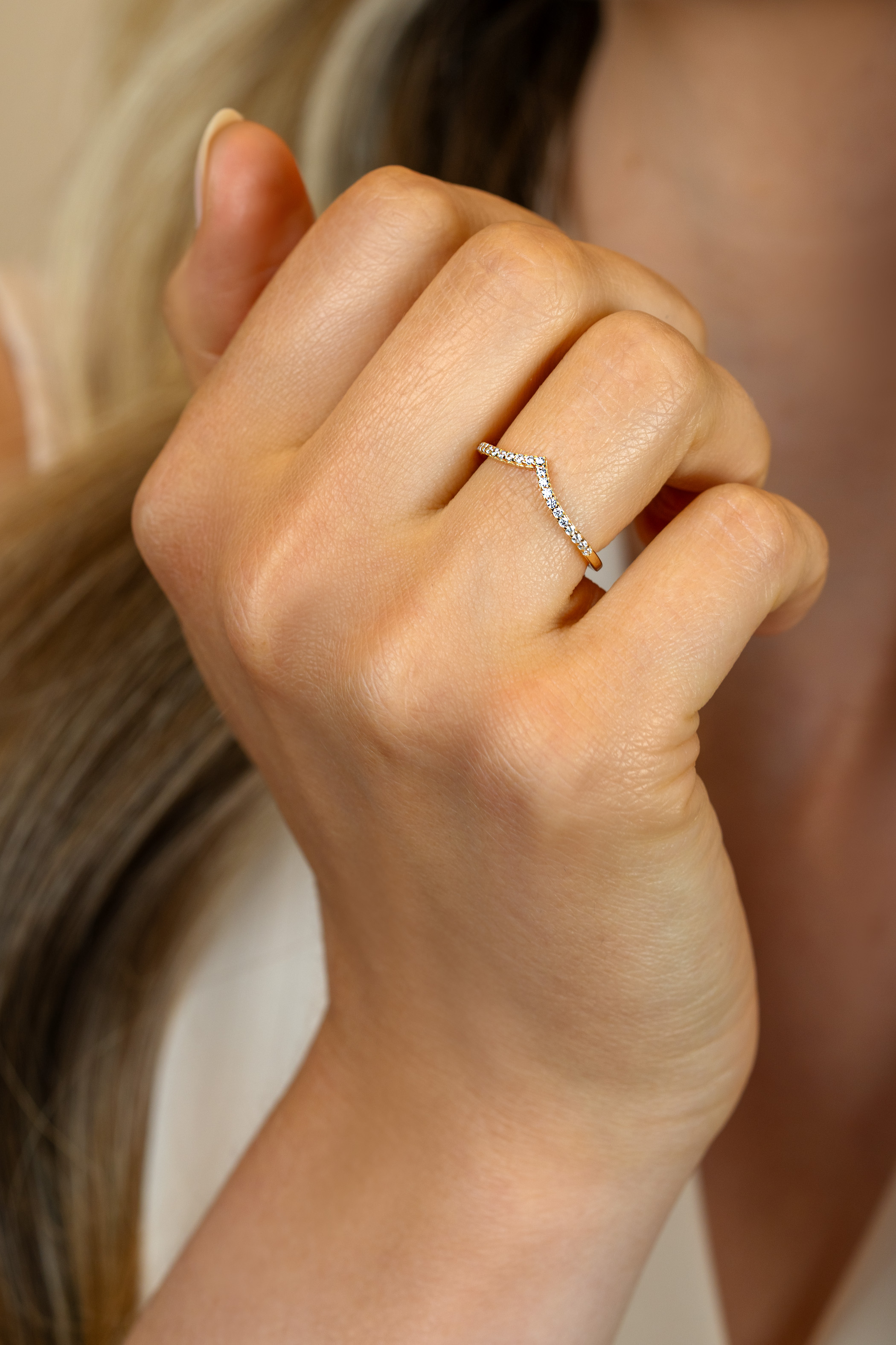 ZINZI Gold 14 krt gouden V-ring van 1,4mm breed en bezet met 20 witte zirconia's in chique railzetting ZGR374