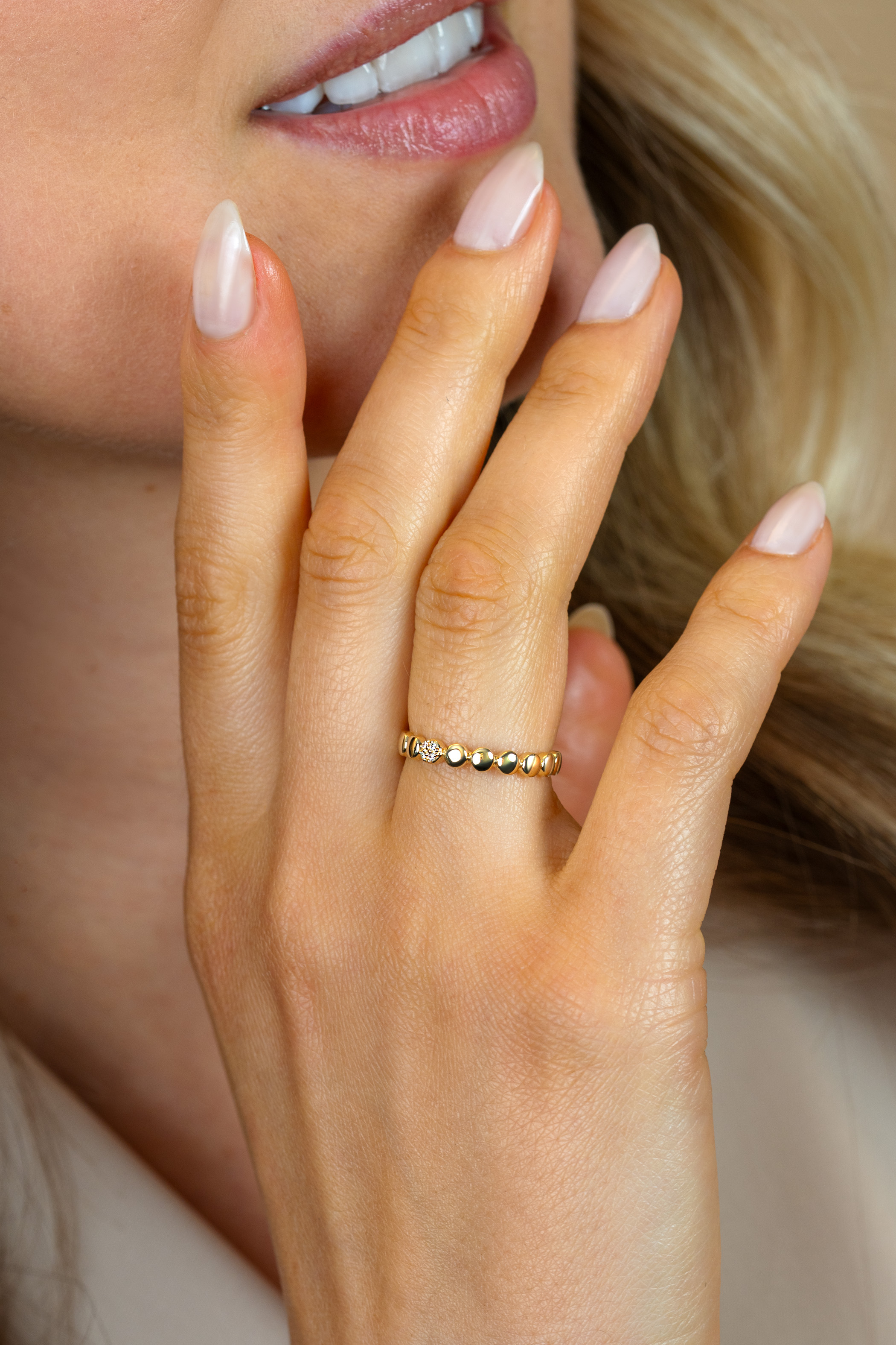 ZINZI Gold 14 krt gouden ring (3mm breed) gladde rondjes, middelste bezet met witte zirkonia's ZGR540C