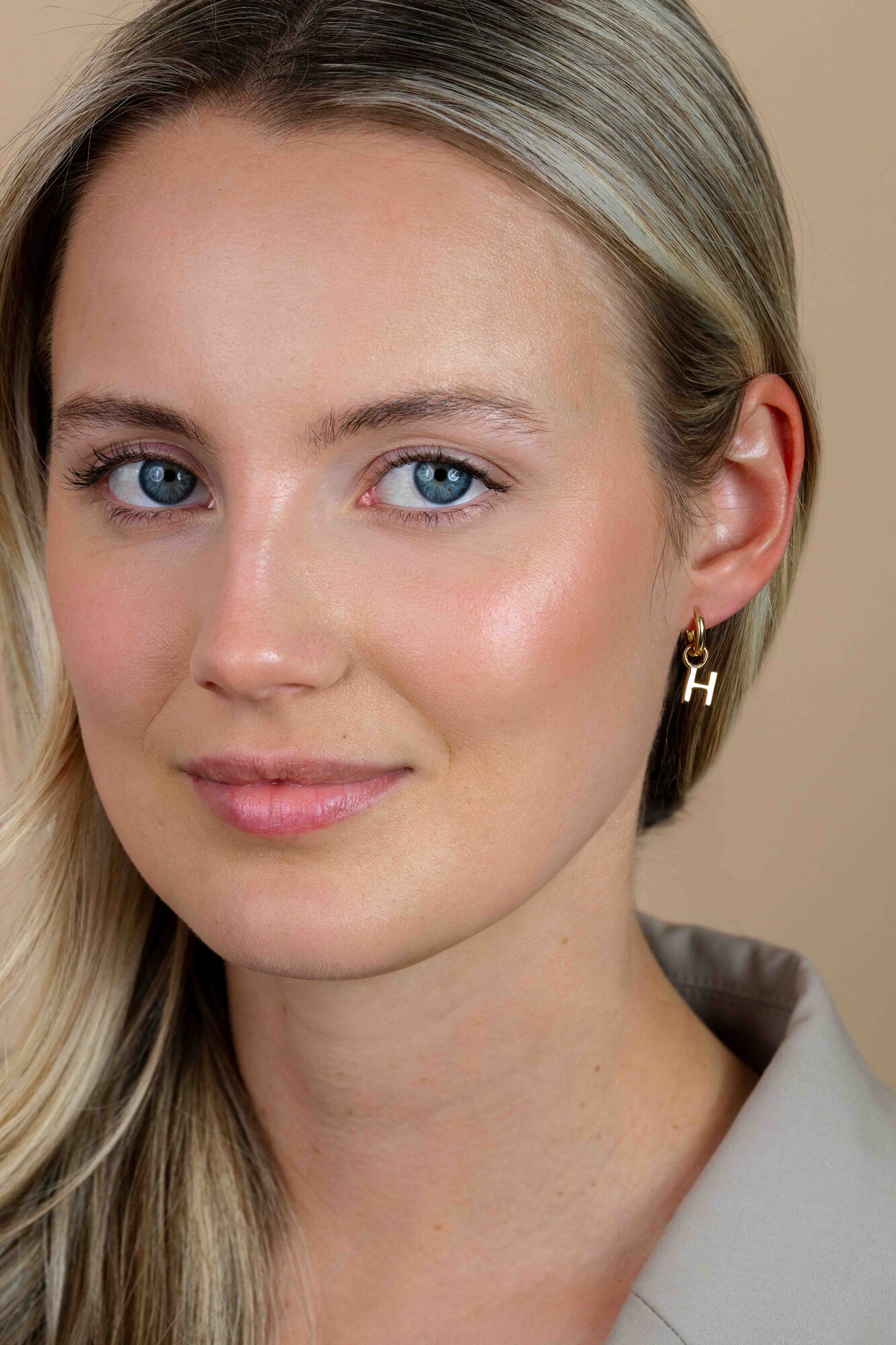 ZINZI zilveren geelvergulde letter oorbedel H per stuk geprijsd ZICH2145H. (zonder oorringen).