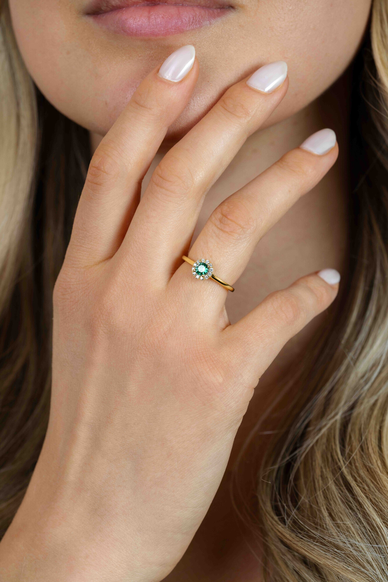 ZINZI gold plated zilveren entourage ring bezet met witte zirkonia's en smaragdgroene kleursteen ZIR2697G