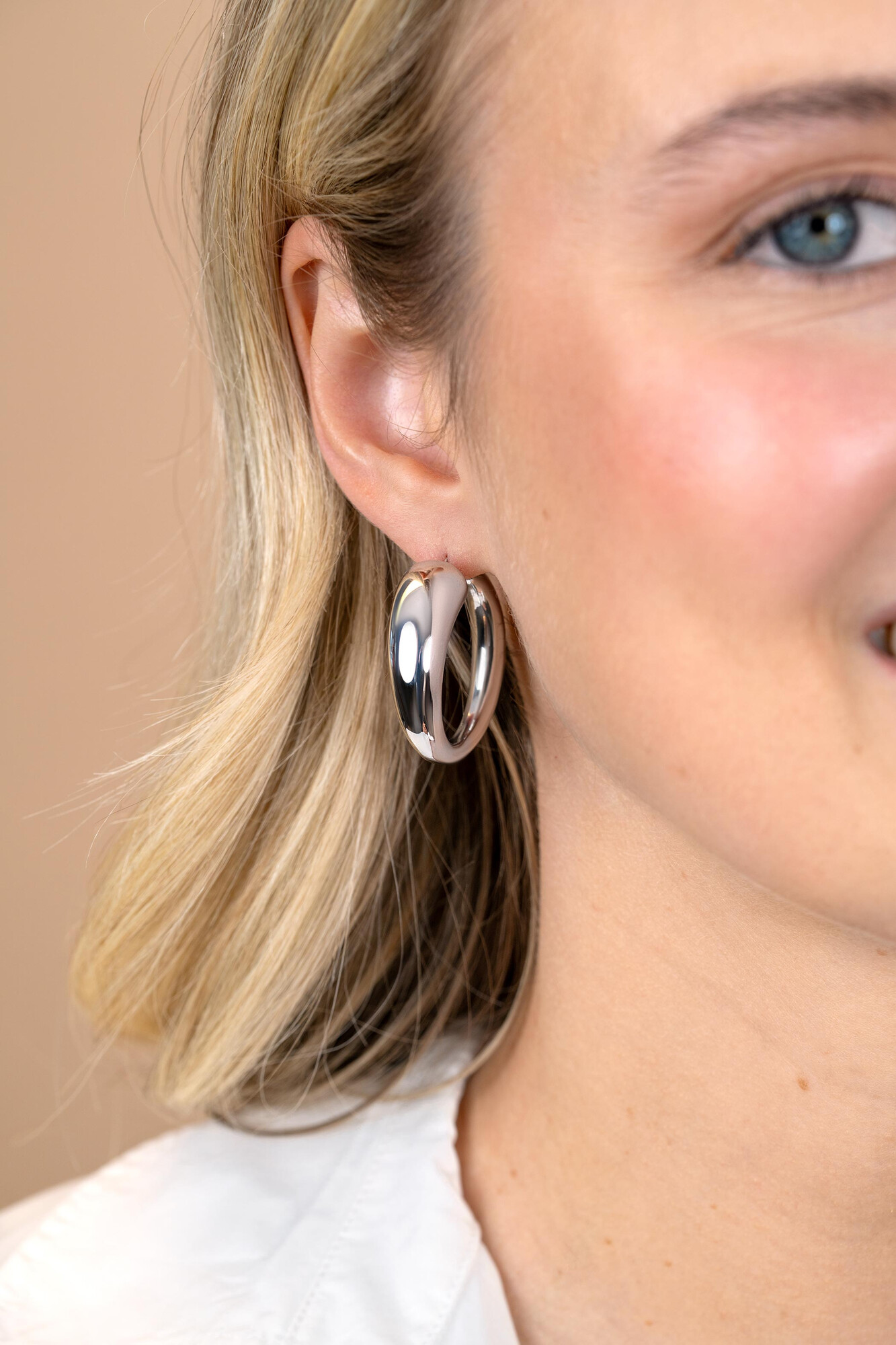 32mm ZINZI zilveren oorringen met een bolle aflopende vorm en handige bovensluiting ZIO2789