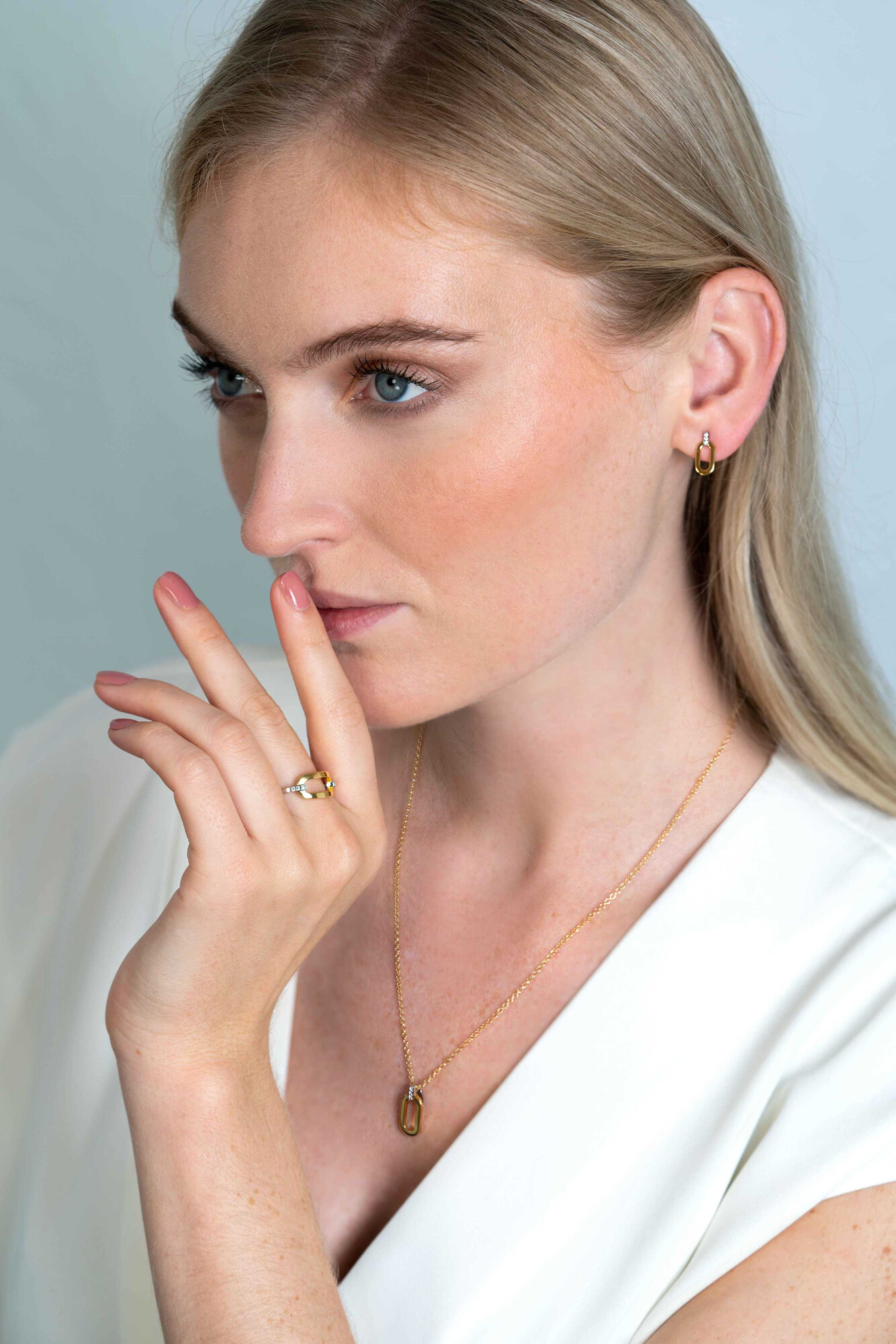 ZINZI zilveren ring ovaalvorm met witte zirconia's ZIR2248