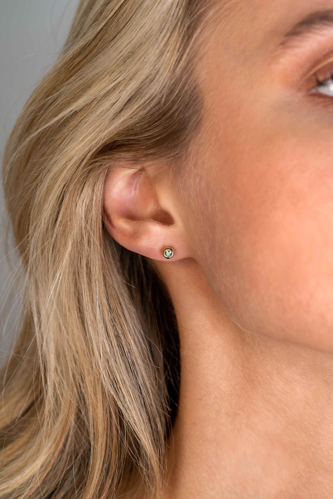 AUGUSTUS oorknoppen 4mm gold plated met geboortesteen groen peridoot zirconia
