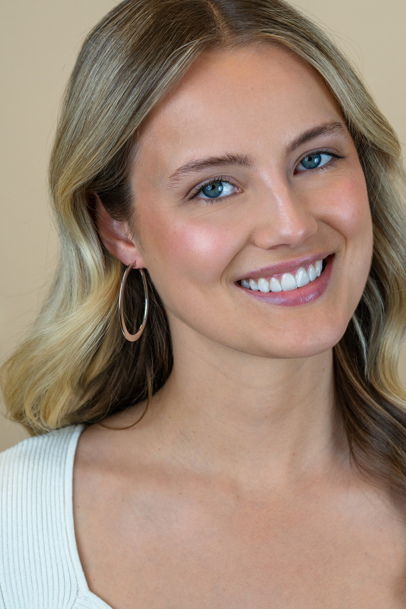 48mm ZINZI zilveren oorringen met organisch gevormde buis 2mm breed en handige bovensluiting ZIO2701