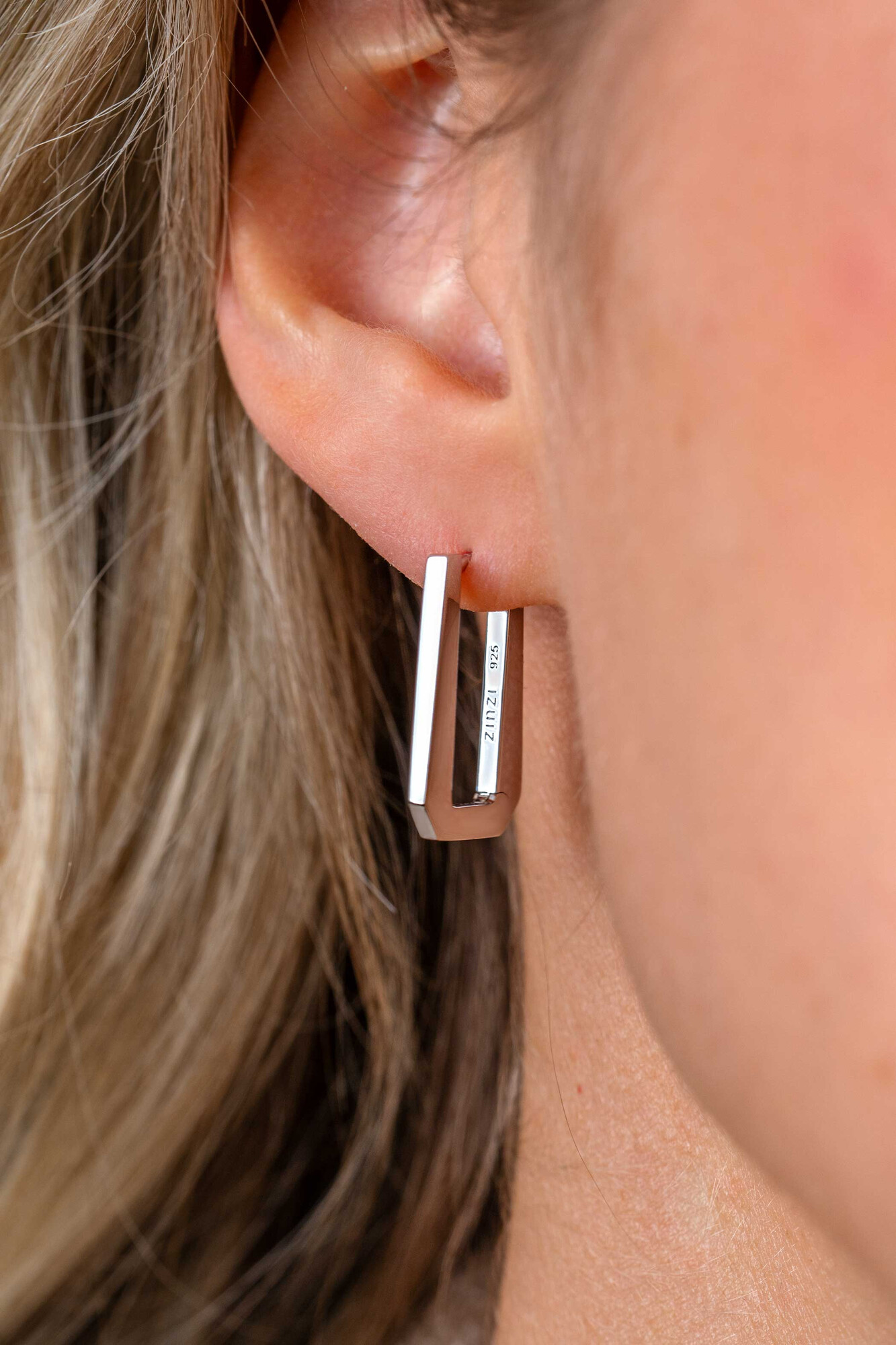 20mm ZINZI zilveren rechthoekige oorringen, strakke buis met modern design, luxe klapsluiting ZIO2879